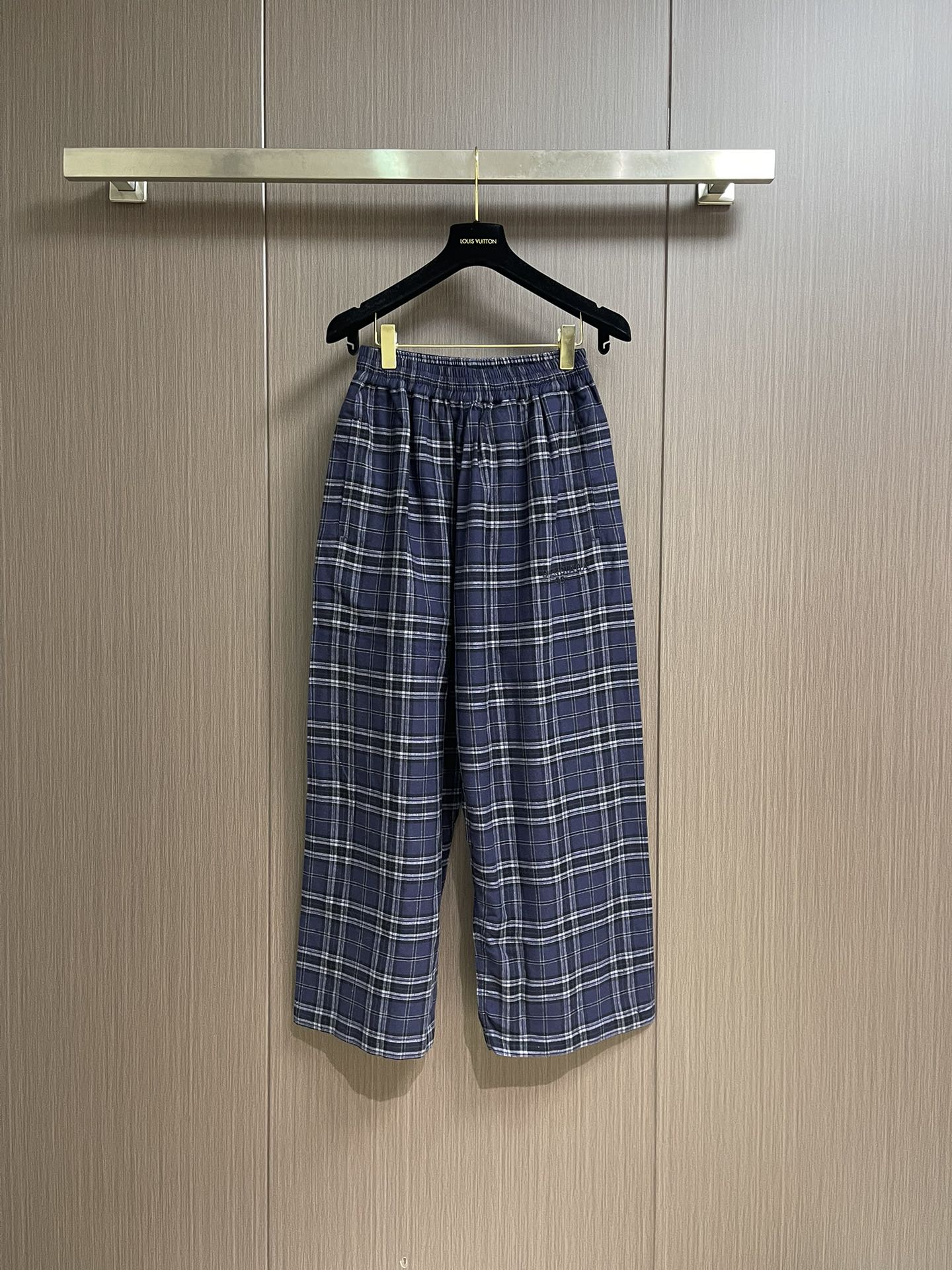  裤子
Balenciaga 2025SS秋季新款 海军蓝拼色格纹连帽拉链卫衣外套卫裤套装，定制定染格纹