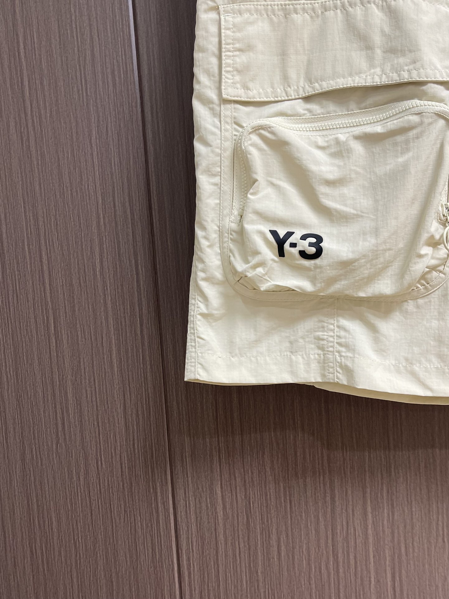 
Y3 山本家新款高街多袋短裤 2025ss夏季新款 面料 辅料全定制，以独特剪裁设计闻名 版型经过精心