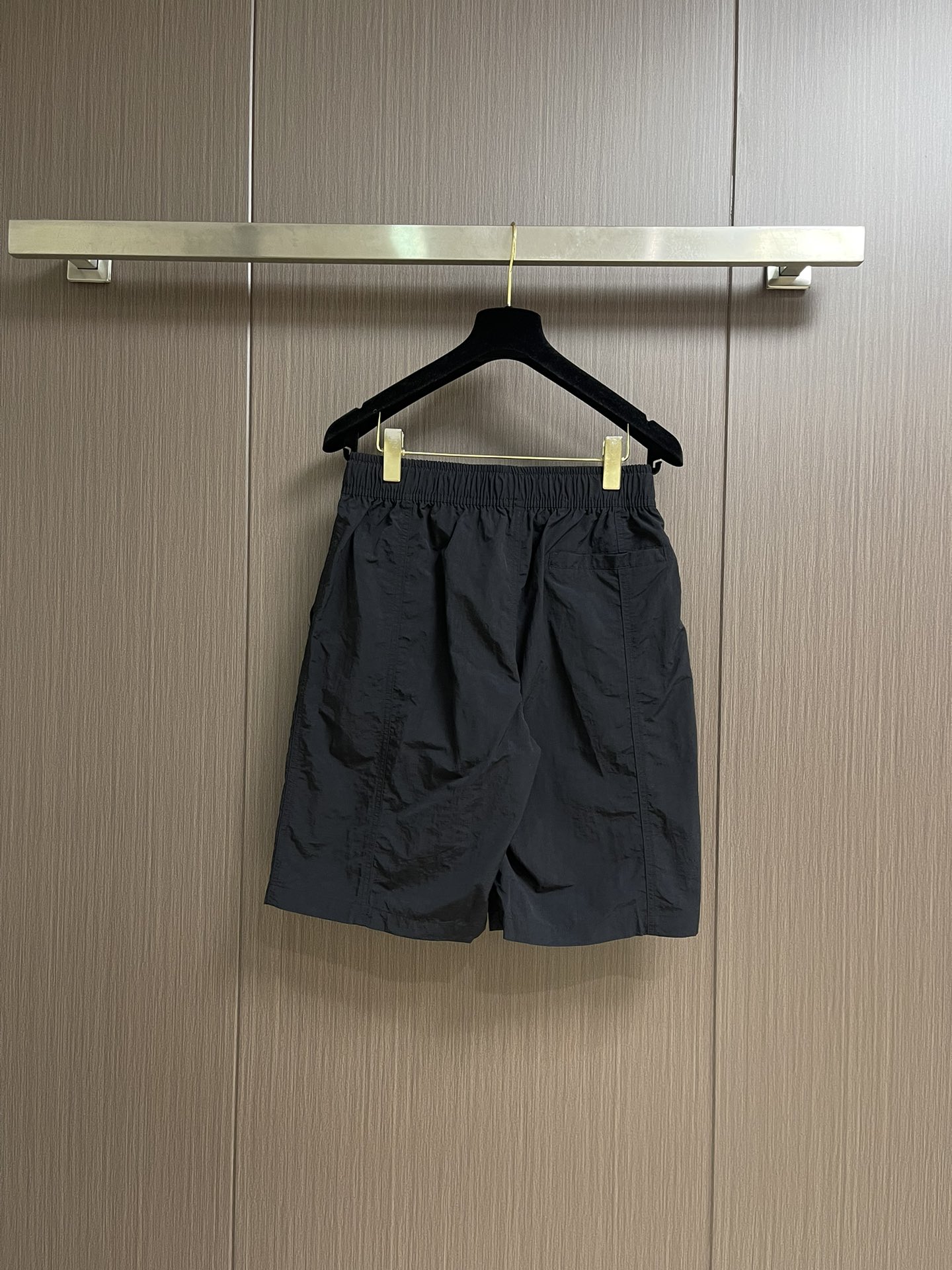 
Y3 山本家新款高街多袋短裤 2025ss夏季新款 面料 辅料全定制，以独特剪裁设计闻名 版型经过精心