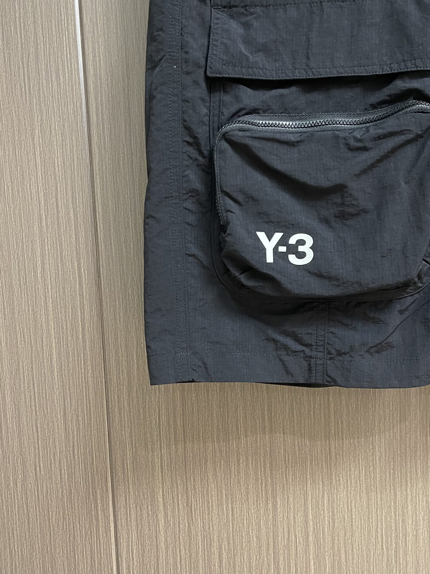 
Y3 山本家新款高街多袋短裤 2025ss夏季新款 面料 辅料全定制，以独特剪裁设计闻名 版型经过精心