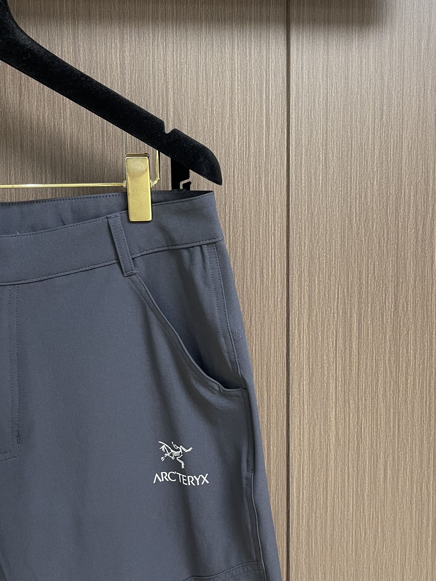 
ARC'TERYX 始祖鸟2025SS夏季新款休闲短裤，设计感十足，非常适合夏天和户外长时间活动穿着，