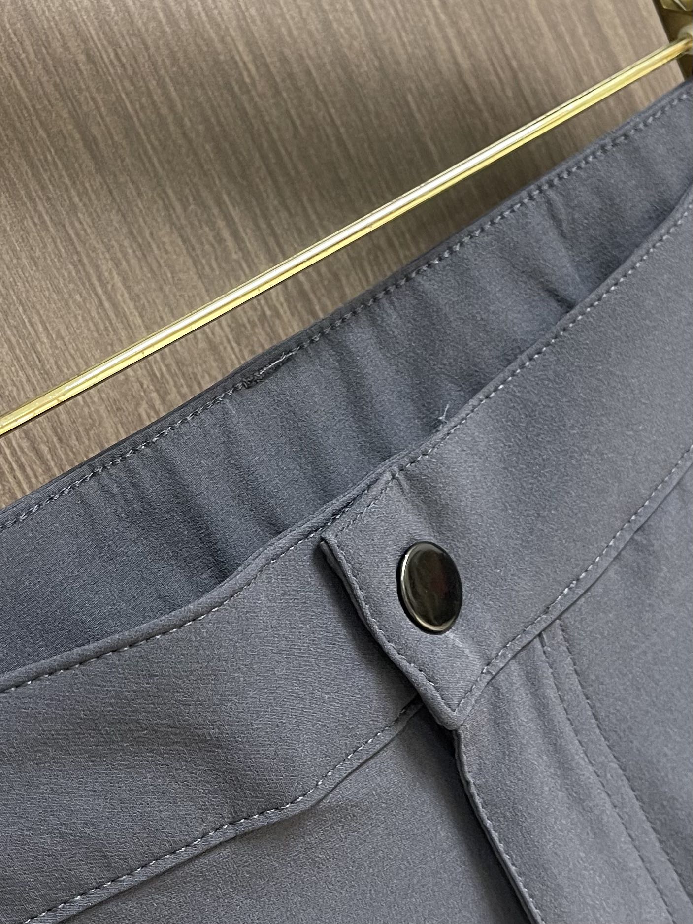 
ARC'TERYX 始祖鸟2025SS夏季新款休闲短裤，设计感十足，非常适合夏天和户外长时间活动穿着，