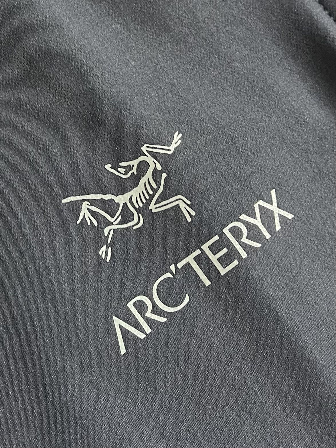 
ARC'TERYX 始祖鸟2025SS夏季新款休闲短裤，设计感十足，非常适合夏天和户外长时间活动穿着，