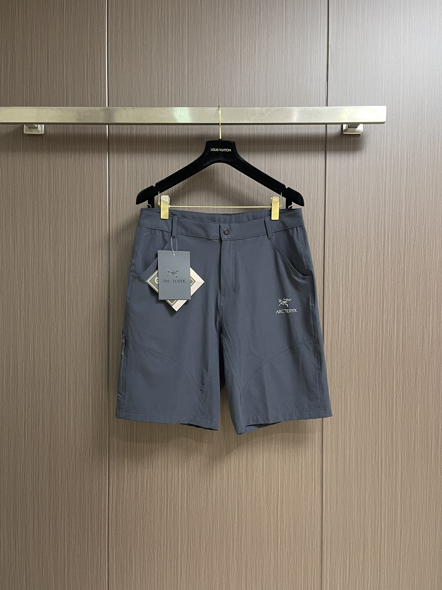 
ARC'TERYX 始祖鸟2025SS夏季新款休闲短裤，设计感十足，非常适合夏天和户外长时间活动穿着，