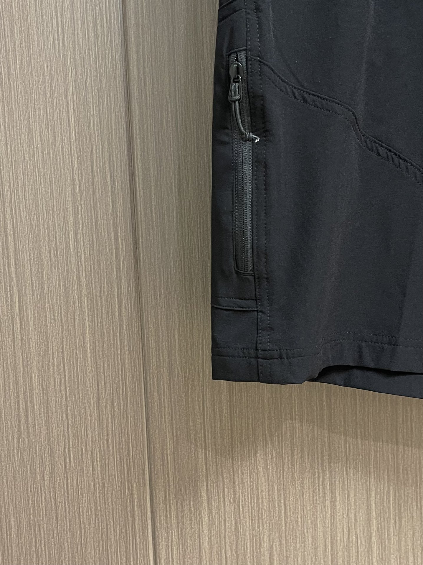 
ARC'TERYX 始祖鸟2025SS夏季新款休闲短裤，设计感十足，非常适合夏天和户外长时间活动穿着，