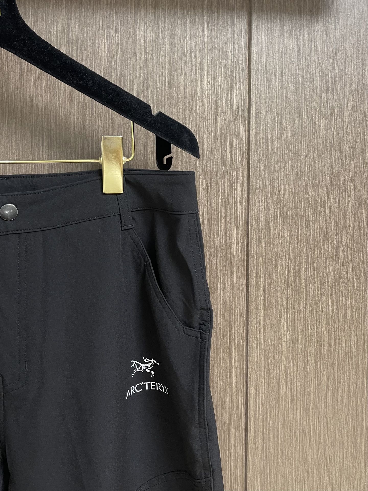 
ARC'TERYX 始祖鸟2025SS夏季新款休闲短裤，设计感十足，非常适合夏天和户外长时间活动穿着，