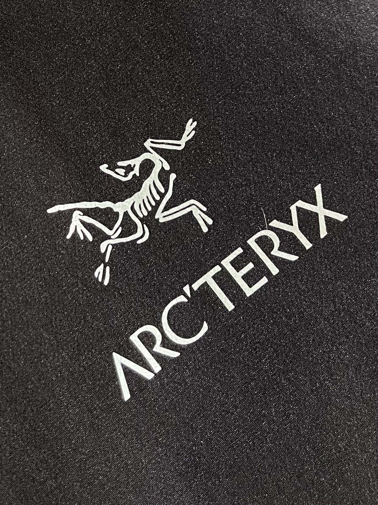 
ARC'TERYX 始祖鸟2025SS夏季新款休闲短裤，设计感十足，非常适合夏天和户外长时间活动穿着，