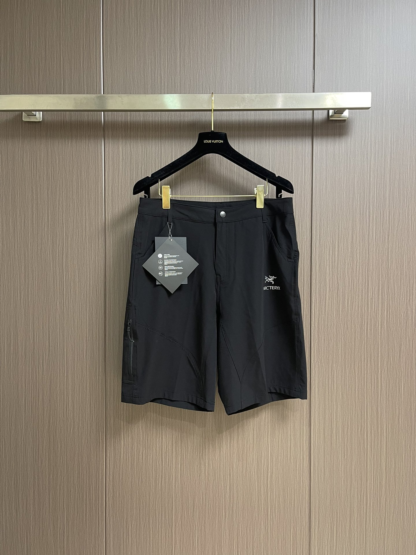 NO:515225,ARC'TERYX 2025SS Summer New Casual Shorts, full of design, very suitable for long-term activities in summer and outdoor activities. It is elastic, can quickly ventilate and heat dissipate, and it is easy to take and place in the pocket and is practical. Size M-3XL, arc'teryx, shorts, alexander wang19860909ARC'TERYX 始祖鸟2025SS夏季新款休闲短裤,设计感十足,非常适合夏天和户外长时间活动穿着,富有弹性,能快速通风散热,口袋位置取放容易而实用.尺码M-3XL,arc'teryx,shorts,alexander wang,Men's clothing