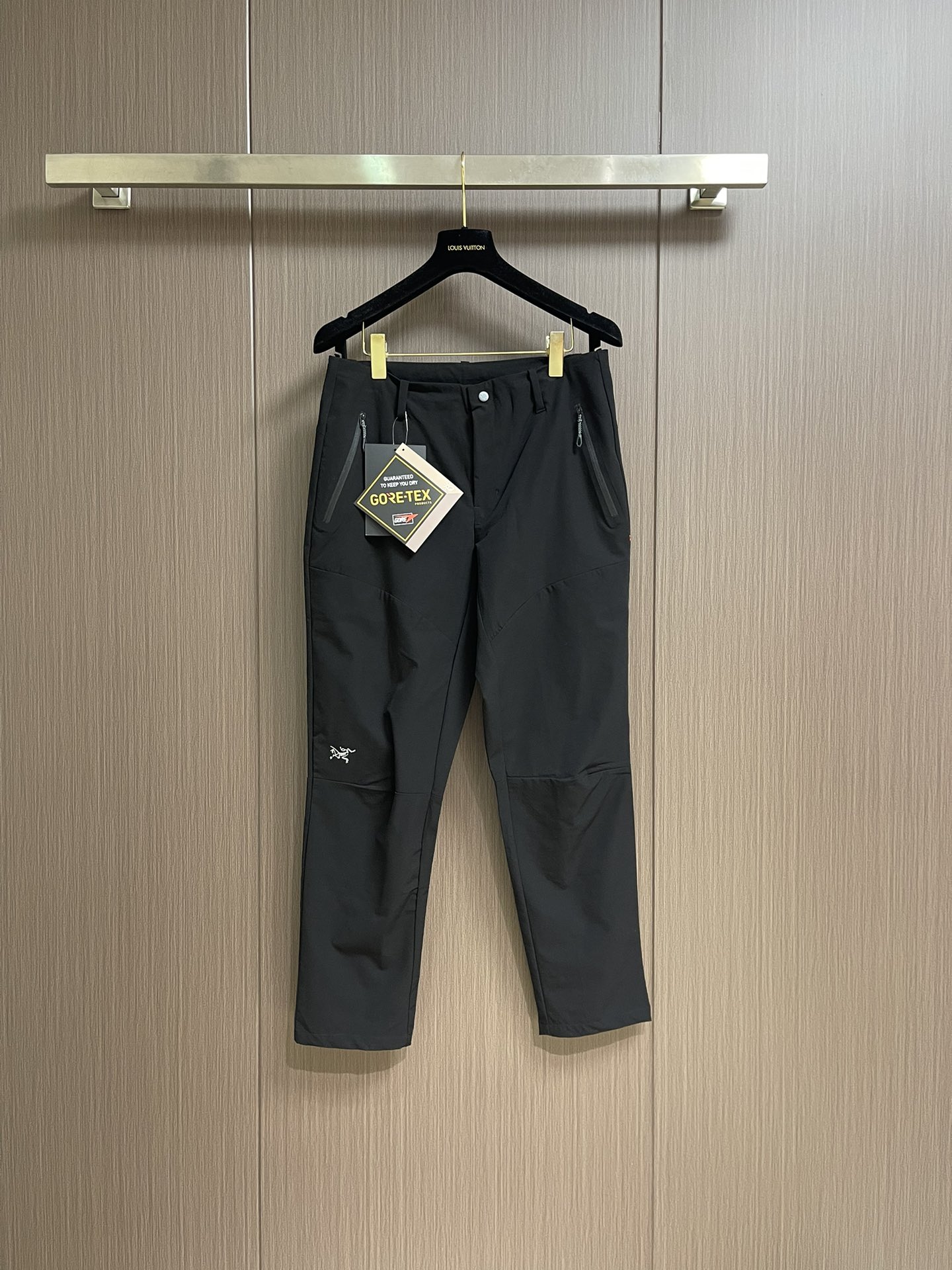 NO:515227,ARCTERYX 2025ss Spring and Summer New casual sports style casual pants, the first thing that comes to mind for outdoor brands is to give people a feeling of trying out the label!  In addition to being quite accomplished in style design, the most obvious or most expert should be to have deeper and unique insights and attainments in fabrics. Through continuous structural research and problem-solving, and characterized by unique research on fabrics, these alone are enough to support it to become the first new logo brand image in the clothing manufacturing industry. This model uses pure cotton material!  The fabric after fine blending is smooth and soft, and it has both natural beauty and comfort. The large body style is cut cleanly and cleanly, and the fabric shows a different hazy structural beauty. It is made of exclusive mold customization. The fabric and its technology test the workers, can be smooth and smooth without wrinkles, and a simple logo pattern embroidery design!  It really tests the handmade work of every master!  Make the overall clean and neat, without leaving a trace of thread. Nowadays, men who pursue life are more refined in life. Size M-3XL, arc'teryx, alexander wang19860909ARCTERYX 始祖鸟2025ss春夏新款休闲运动风格休闲裤,户外品牌可能大家第一想到的就是、给人一种标签试的感觉！除了在款式设计上颇有造诣之外,最明显或者说最为拿手的,应该就是在面料上的拥有更深独特见解跟造诣了.通过不断地结构研究和问题处理,在以面料独特研究为特征,仅凭这些就已经足以支撑其成为服装制造行业中,首屈可数的新标志品牌形象.此款采用的纯棉材质！通过精工混纺之后的面料,手感细滑柔软,同时兼具自然美感跟舒适度.大身上版型裁剪简洁干净,面料上显现出了不一样朦胧的结构性美感来.独家开模定制而成,面料及其考验工人的技术,能做到平整服帖又不起皱,简单logo图案刺绣设计！真的是很考验每位师傅的手工制作！使得整体干净利索,不留一丝线头.现在对于生活有所追求的男性也在生活中更为精致.尺码M-3XL,arc'teryx,alexander wang,Men's clothing