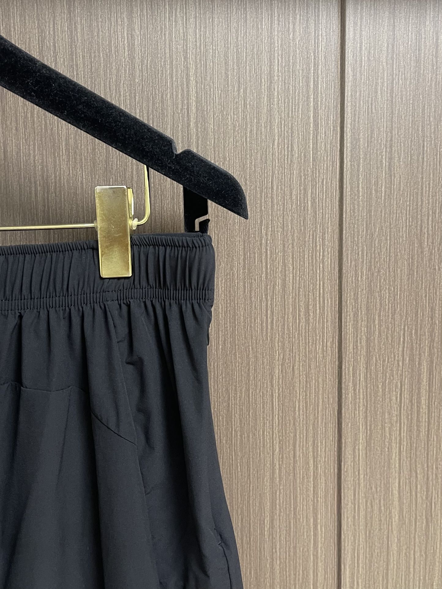 
Y3 2025SS新品高街休闲裤，运动休闲裤精细打造！水洗工艺面料不易变形褪色！立体剪裁宽松版型挺阔有