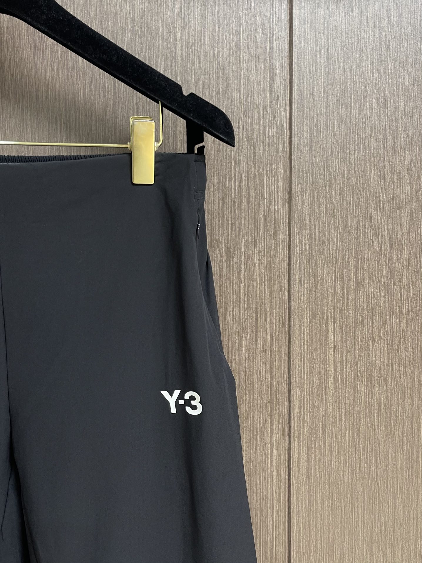 
Y3 2025SS新品高街休闲裤，运动休闲裤精细打造！水洗工艺面料不易变形褪色！立体剪裁宽松版型挺阔有