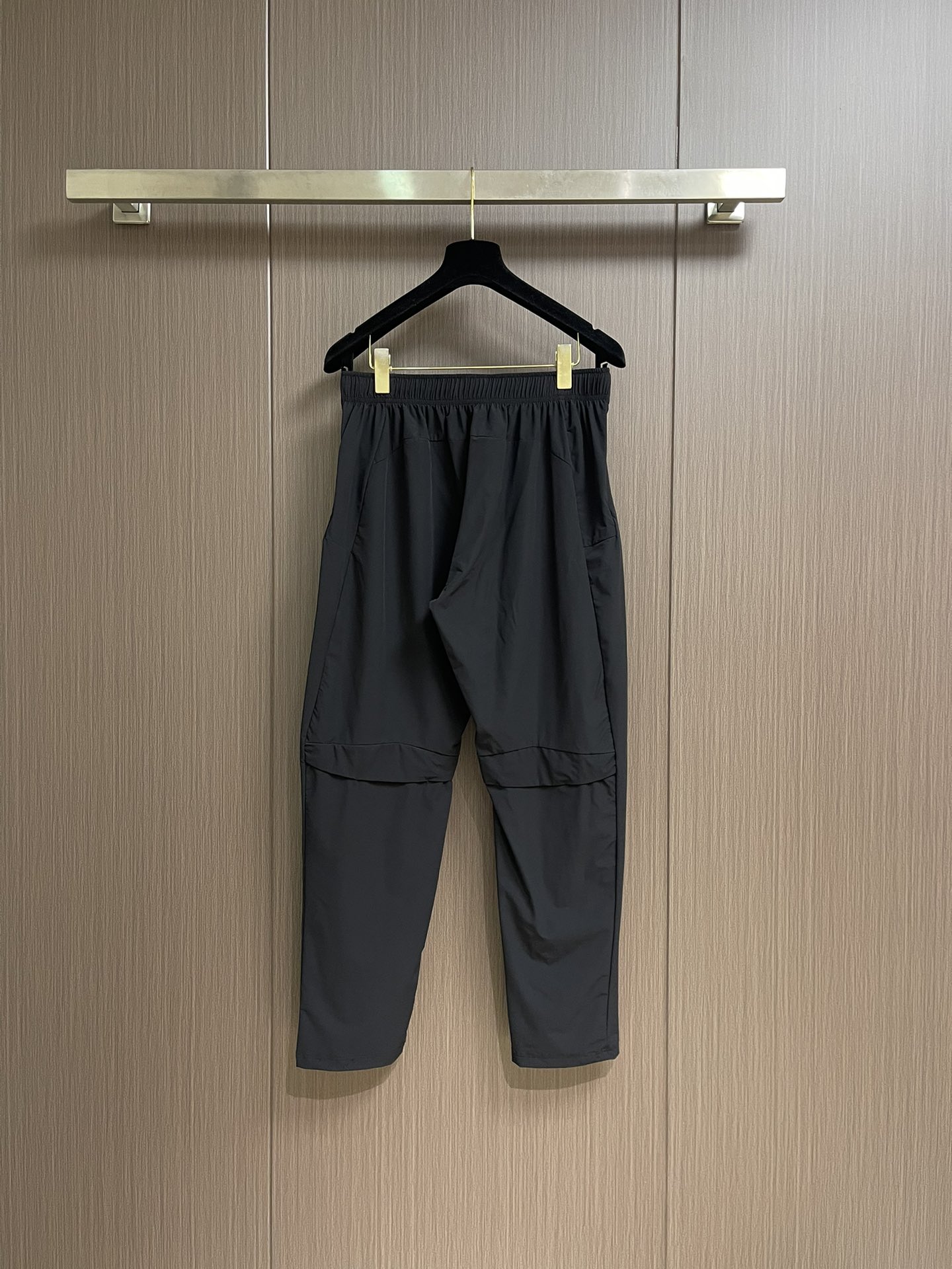 
Y3 2025SS新品高街休闲裤，运动休闲裤精细打造！水洗工艺面料不易变形褪色！立体剪裁宽松版型挺阔有