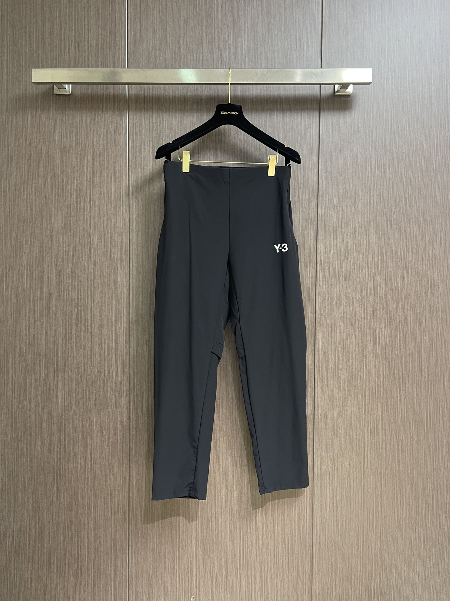 
Y3 2025SS新品高街休闲裤，运动休闲裤精细打造！水洗工艺面料不易变形褪色！立体剪裁宽松版型挺阔有