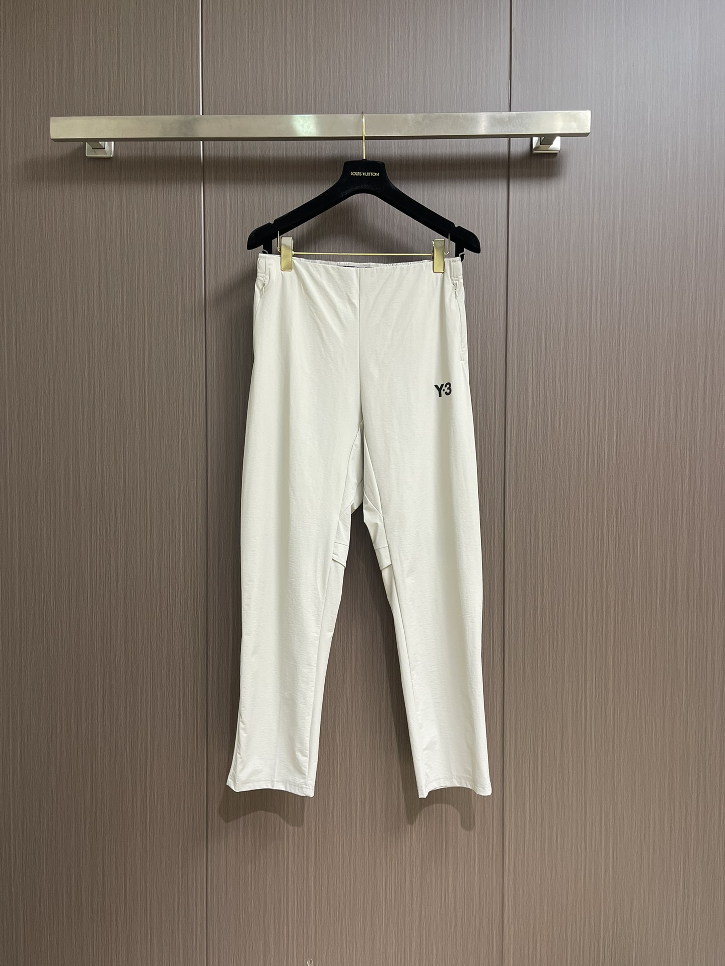 NO:515223,Y3 2025SS new high street casual pants, sports casual pants are exquisitely created!  The fabrics are not easy to deform and fade!  The three-dimensional tailoring is loose and stylish!  Custom fabric layered tailoring pants are full and plump!  A fashionable, versatile and rich design hoodies!  Customized fabrics are natural and soft in color, design concept is fully opened, and the craftsmanship quality is top-quality versatile version is very comfortable, breathable and elastic. Size M-3XL, alexander wang19860909Y3 2025SS新品高街休闲裤,运动休闲裤精细打造！水洗工艺面料不易变形褪色！立体剪裁宽松版型挺阔有型！定制面料层次剪裁裤型饱满丰盈！时尚百搭富有设计的一款卫裤！定制面料色泽自然柔和设计理念完全打开、工艺品质顶级百搭版型极好舒适透气有弹性.尺码M-3XL,,alexander wang,Men's clothing