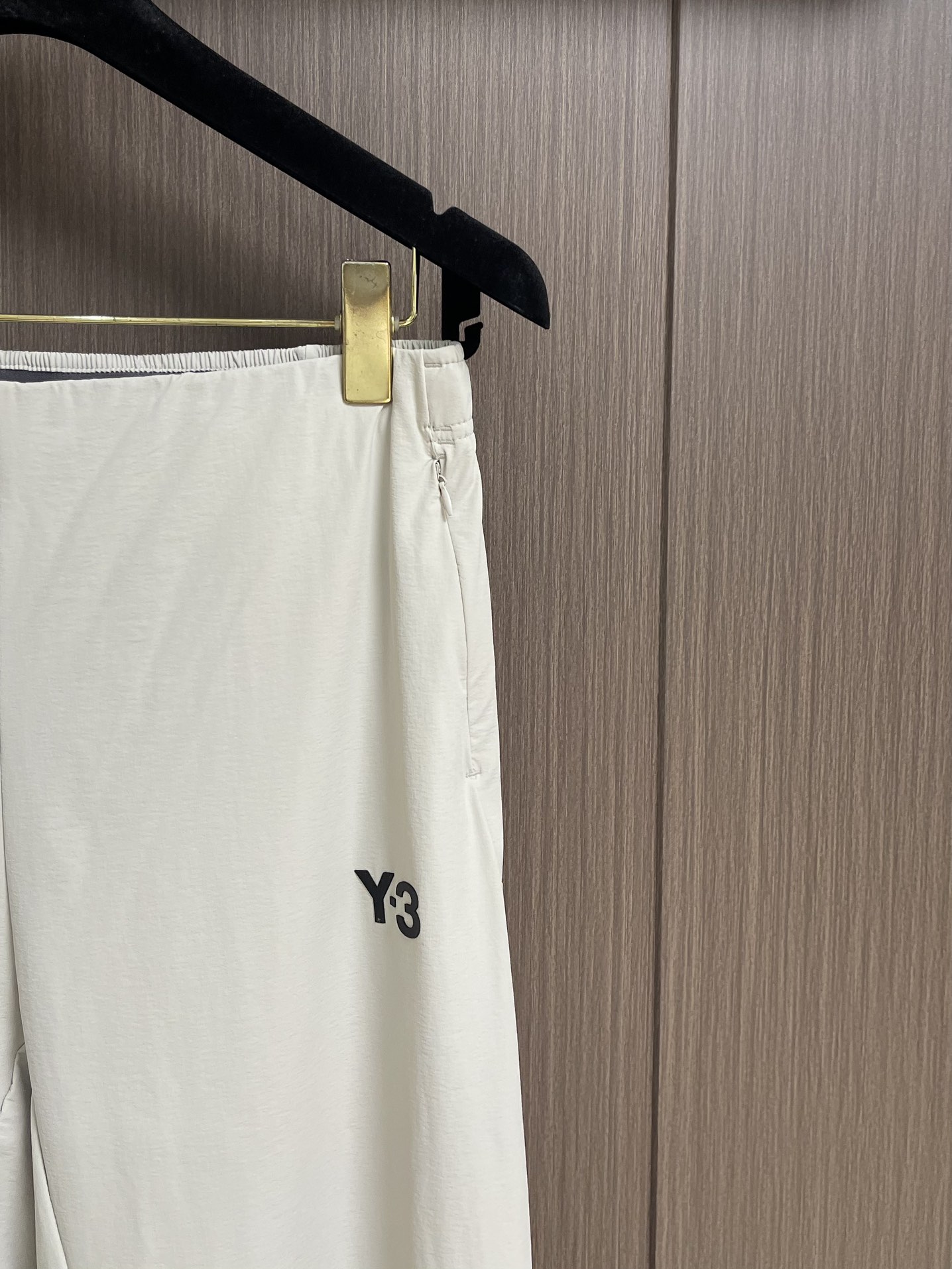 
Y3 2025SS新品高街休闲裤，运动休闲裤精细打造！水洗工艺面料不易变形褪色！立体剪裁宽松版型挺阔有