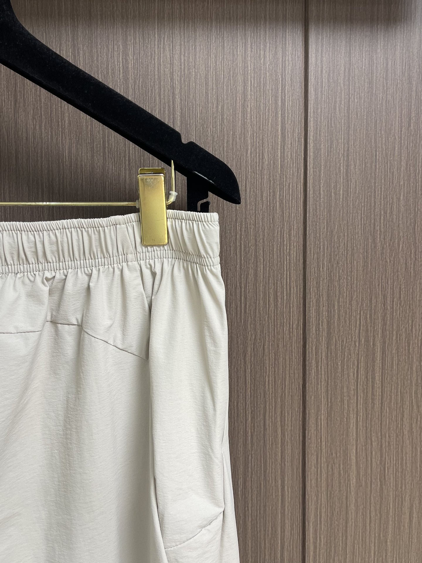 
Y3 2025SS新品高街休闲裤，运动休闲裤精细打造！水洗工艺面料不易变形褪色！立体剪裁宽松版型挺阔有