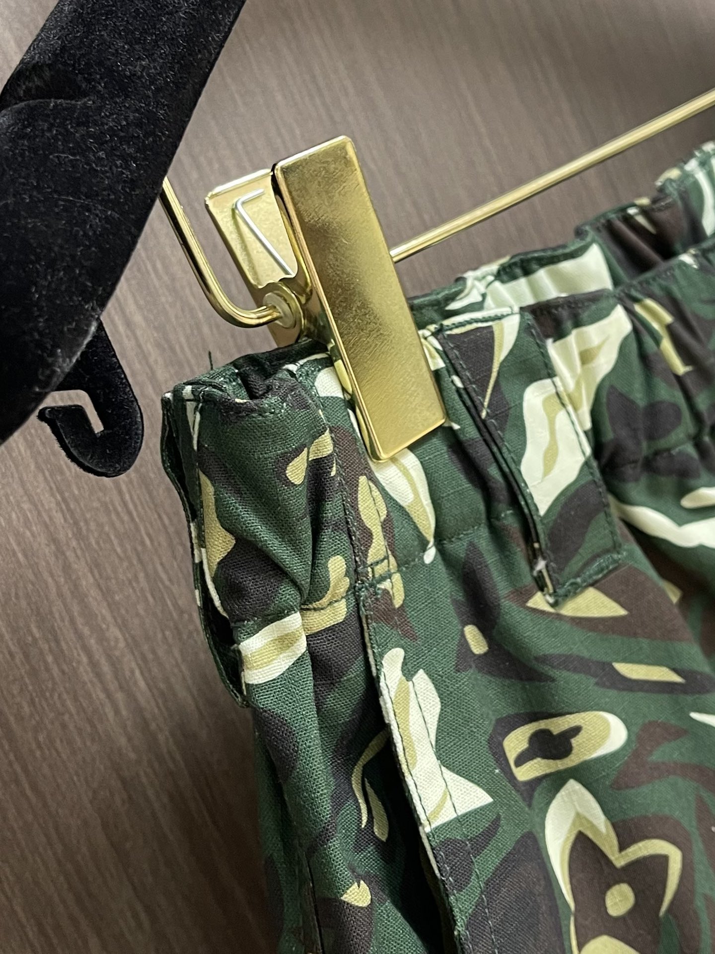 
LV 2025FW早秋新品风琴袋迷彩工装长裤，本款都市工装裤为 LV Camo 图案含蓄融入Monog