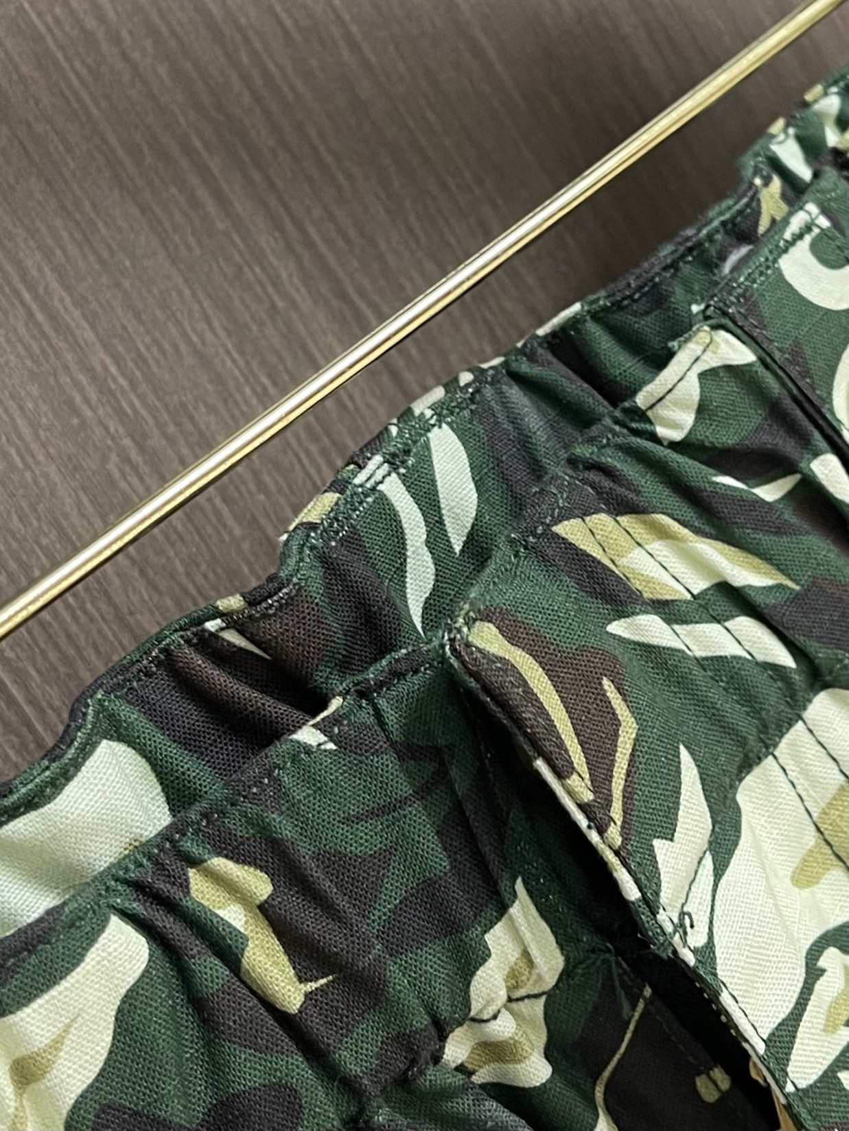 
LV 2025FW早秋新品风琴袋迷彩工装长裤，本款都市工装裤为 LV Camo 图案含蓄融入Monog