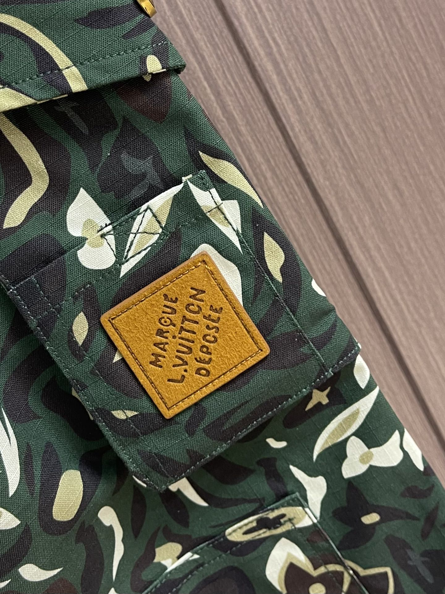 
LV 2025FW早秋新品风琴袋迷彩工装长裤，本款都市工装裤为 LV Camo 图案含蓄融入Monog