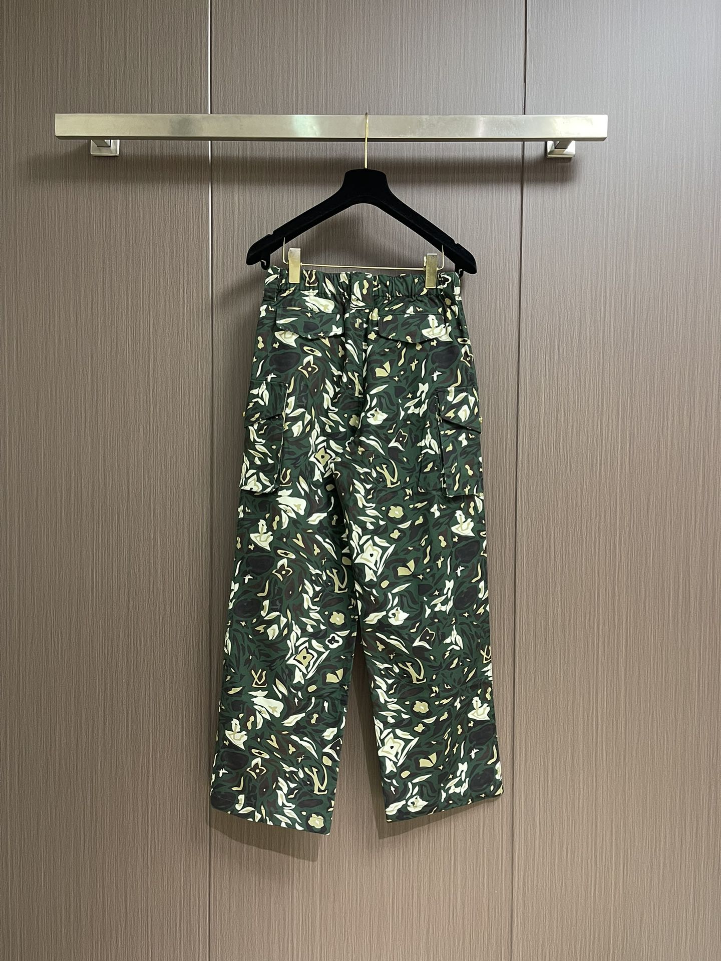 
LV 2025FW早秋新品风琴袋迷彩工装长裤，本款都市工装裤为 LV Camo 图案含蓄融入Monog