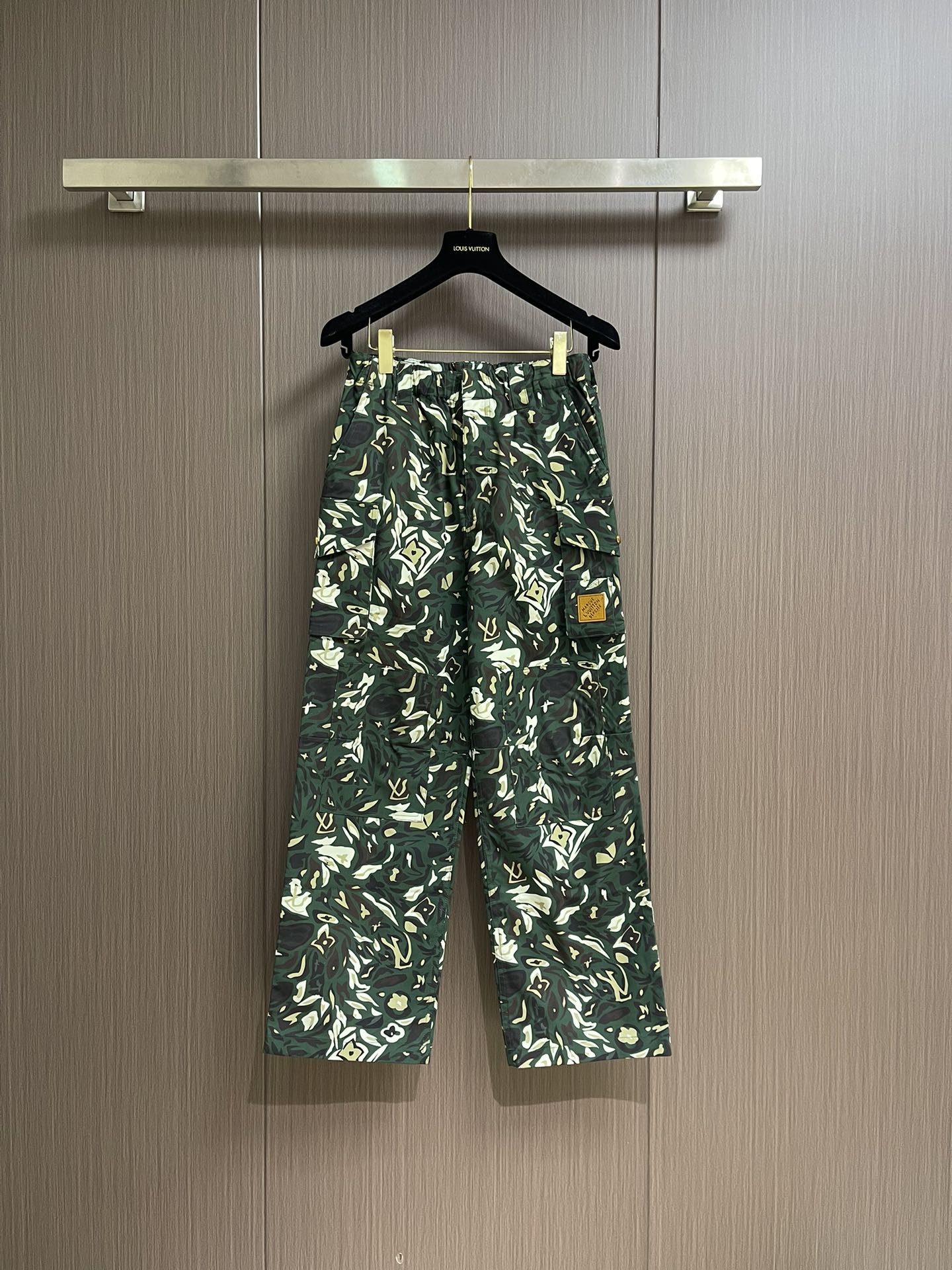 NO:515207,LV 2025FW early autumn new product organ bag camouflage work trousers. This urban work trousers are made of LV Camo pattern implicitly incorporated into the Monogram logo, showing the joint creativity of Pharrell Williams and Nigo in the 2025 autumn and winter series. Working pockets, knees are double-layer splicing structure, and Marque L.Vuitton Deposee embellishes the left pocket. Size S-XL,,louis vuitton,alexander wang19860909LV 2025FW早秋新品风琴袋迷彩工装长裤,本款都市工装裤为 LV Camo 图案含蓄融入Monogram标识,展现 Pharrell Williams与Nigo在2025秋冬系列的联袂创意.工装口袋,膝部呈现双层拼接结构,Marque L.Vuitton Deposee 贴饰点缀左侧口袋.尺码S-XL,,louis vuitton,alexander wang,Men's clothing