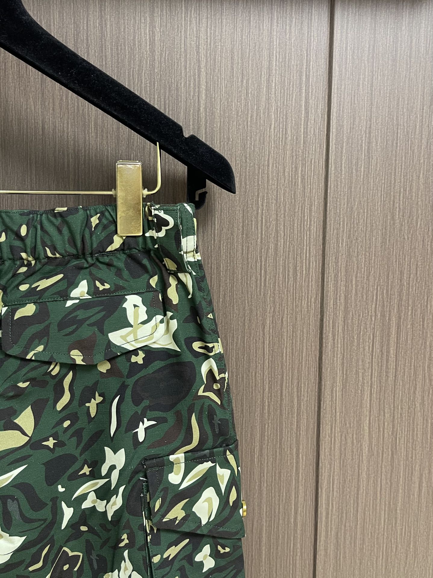 
LV 2025FW早秋新品风琴袋迷彩工装长裤，本款都市工装裤为 LV Camo 图案含蓄融入Monog