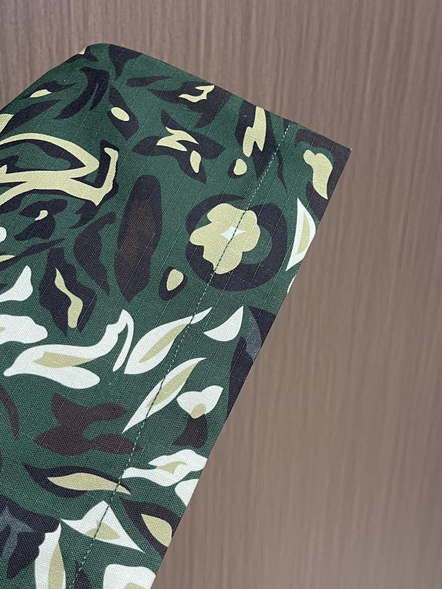 
LV 2025FW早秋新品风琴袋迷彩工装长裤，本款都市工装裤为 LV Camo 图案含蓄融入Monog