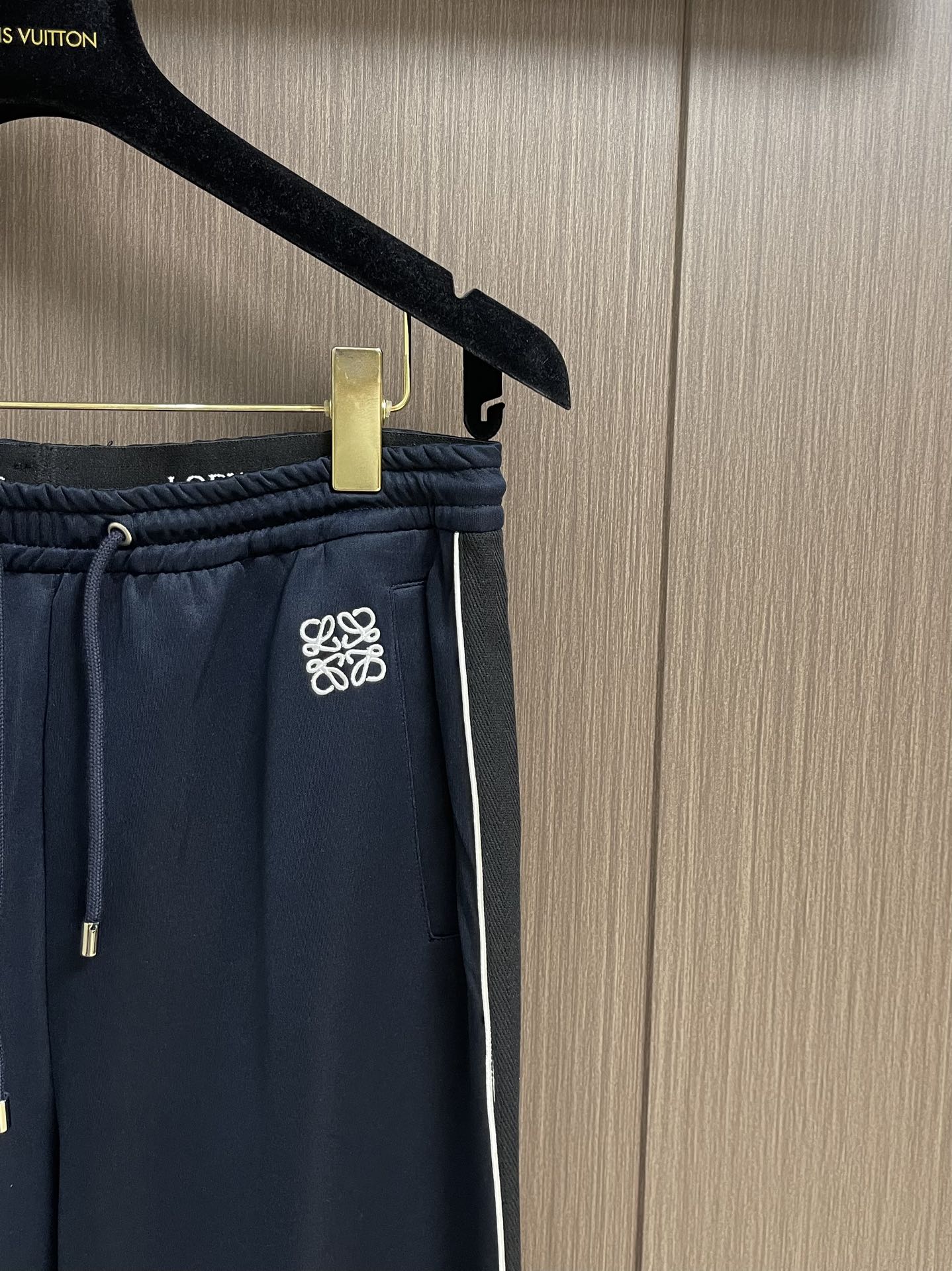 
Loewe 撞色织带休闲长裤，采用科技平纹针织面料，饰有对对比色条纹和对比色Anagram刺绣。面料由