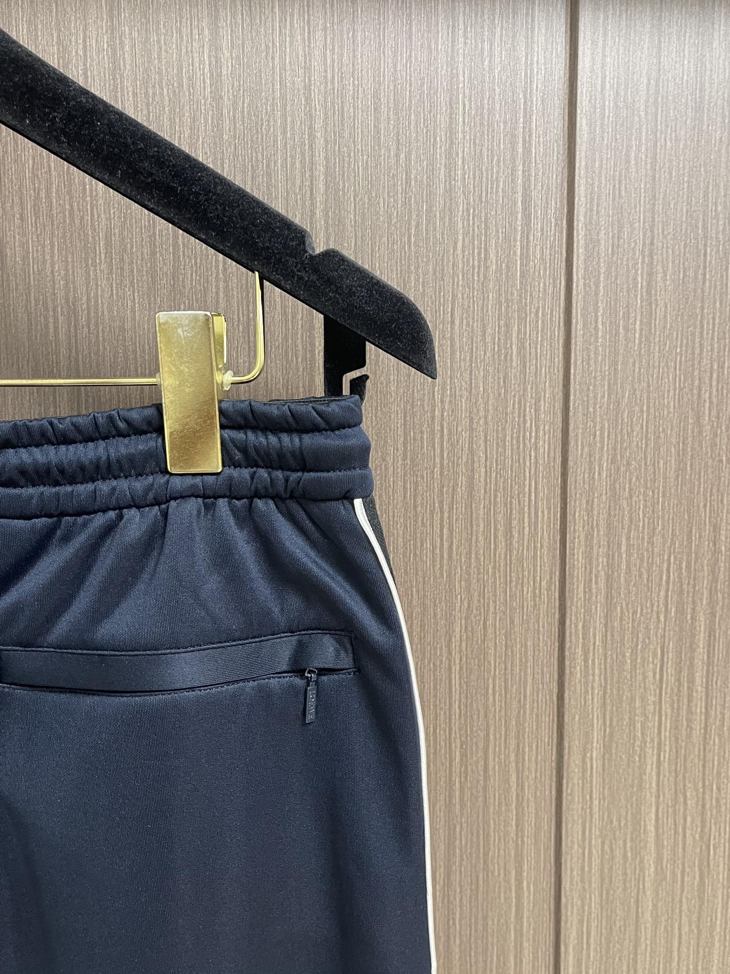 
Loewe 撞色织带休闲长裤，采用科技平纹针织面料，饰有对对比色条纹和对比色Anagram刺绣。面料由