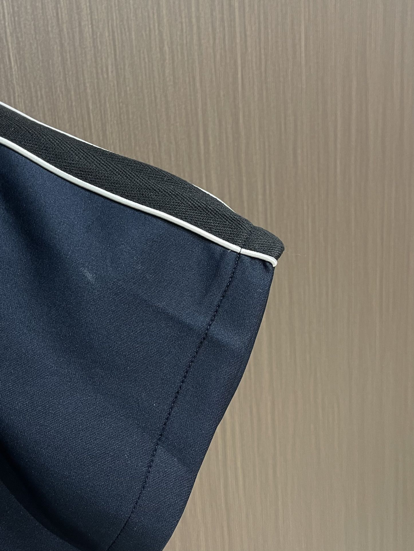 
Loewe 撞色织带休闲长裤，采用科技平纹针织面料，饰有对对比色条纹和对比色Anagram刺绣。面料由