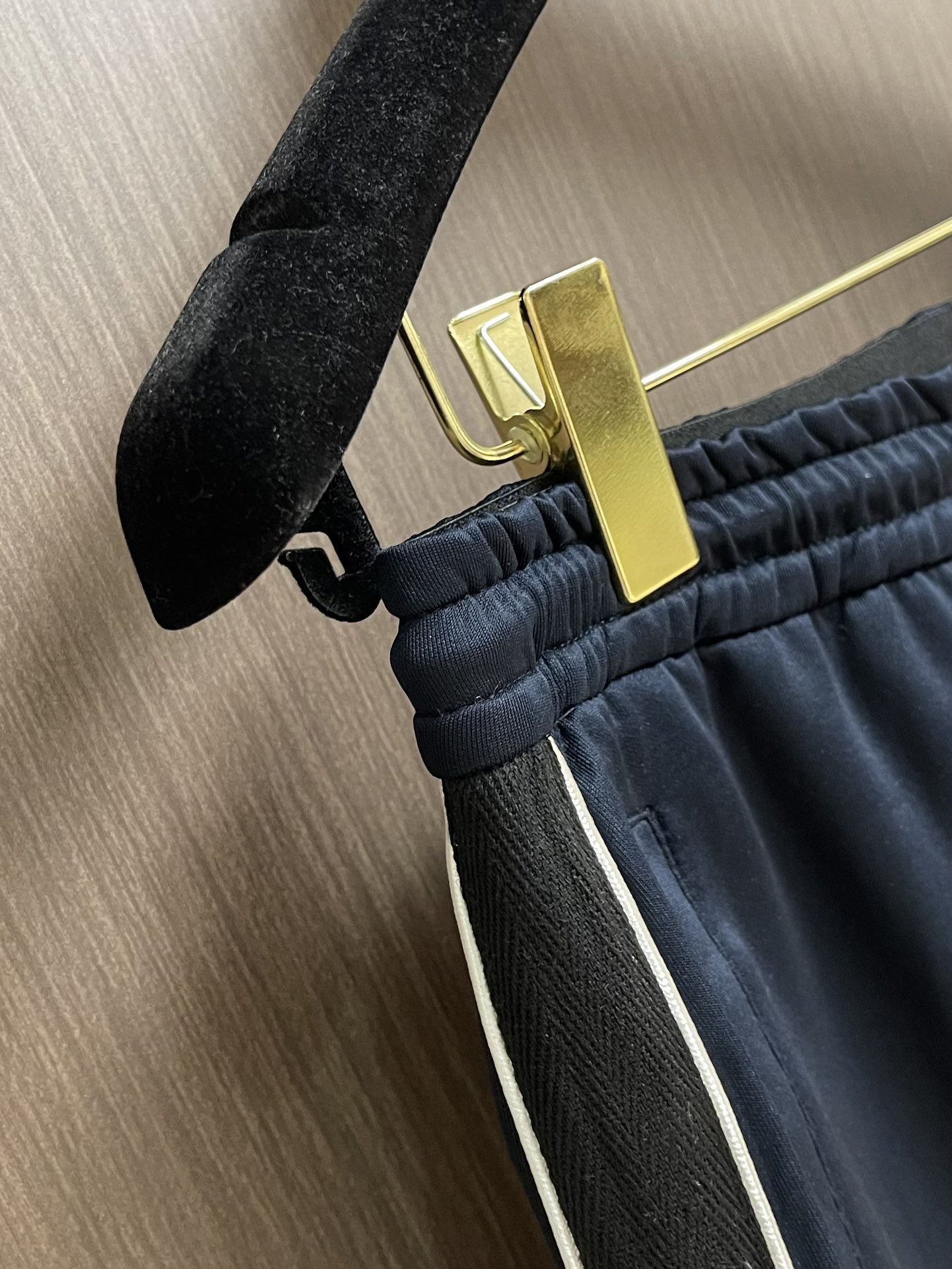 
Loewe 撞色织带休闲长裤，采用科技平纹针织面料，饰有对对比色条纹和对比色Anagram刺绣。面料由