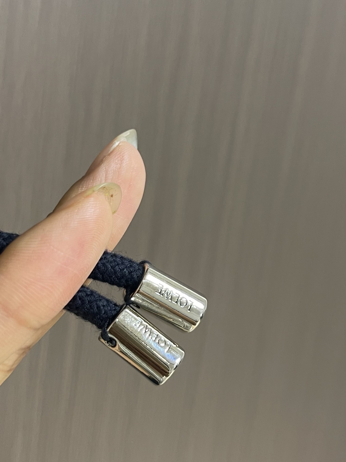 
Loewe 撞色织带休闲长裤，采用科技平纹针织面料，饰有对对比色条纹和对比色Anagram刺绣。面料由