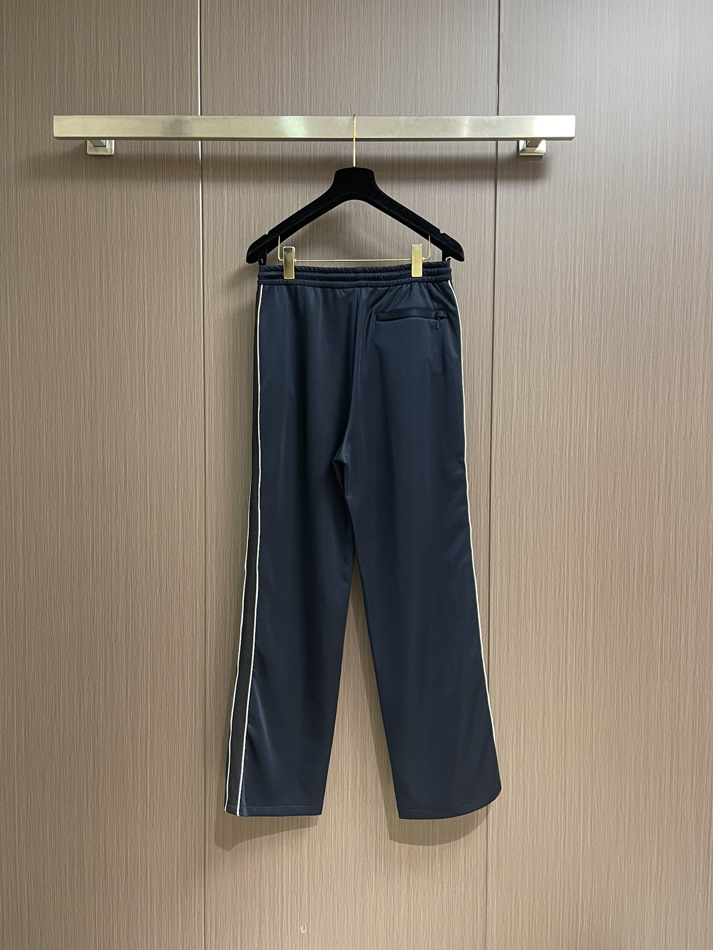 
Loewe 撞色织带休闲长裤，采用科技平纹针织面料，饰有对对比色条纹和对比色Anagram刺绣。面料由