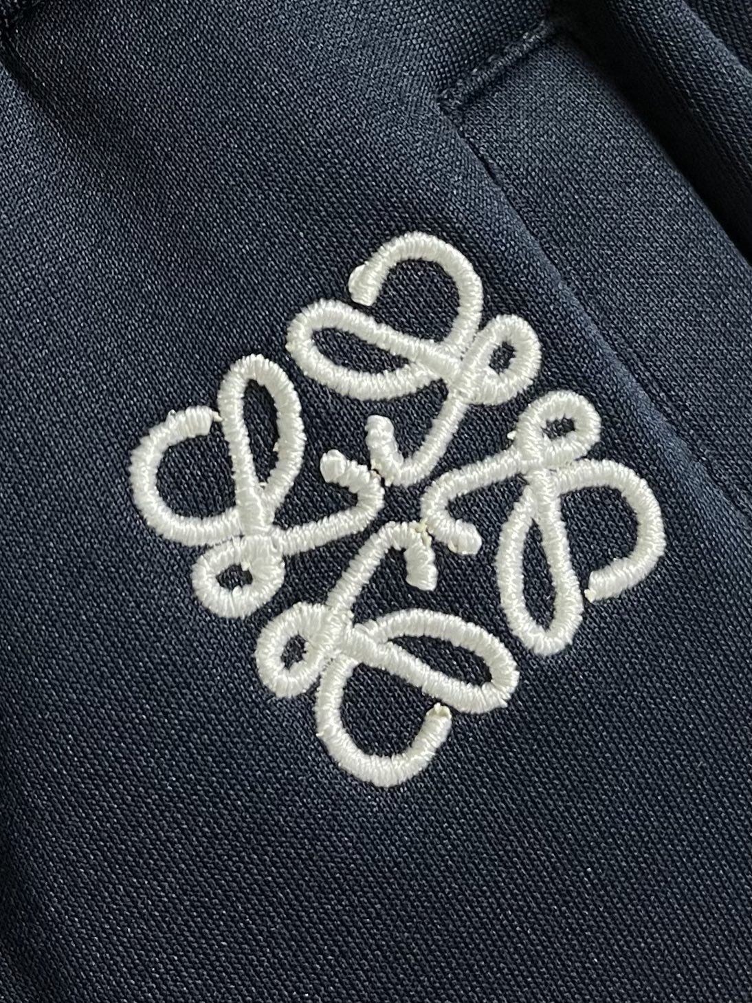 
Loewe 撞色织带休闲长裤，采用科技平纹针织面料，饰有对对比色条纹和对比色Anagram刺绣。面料由