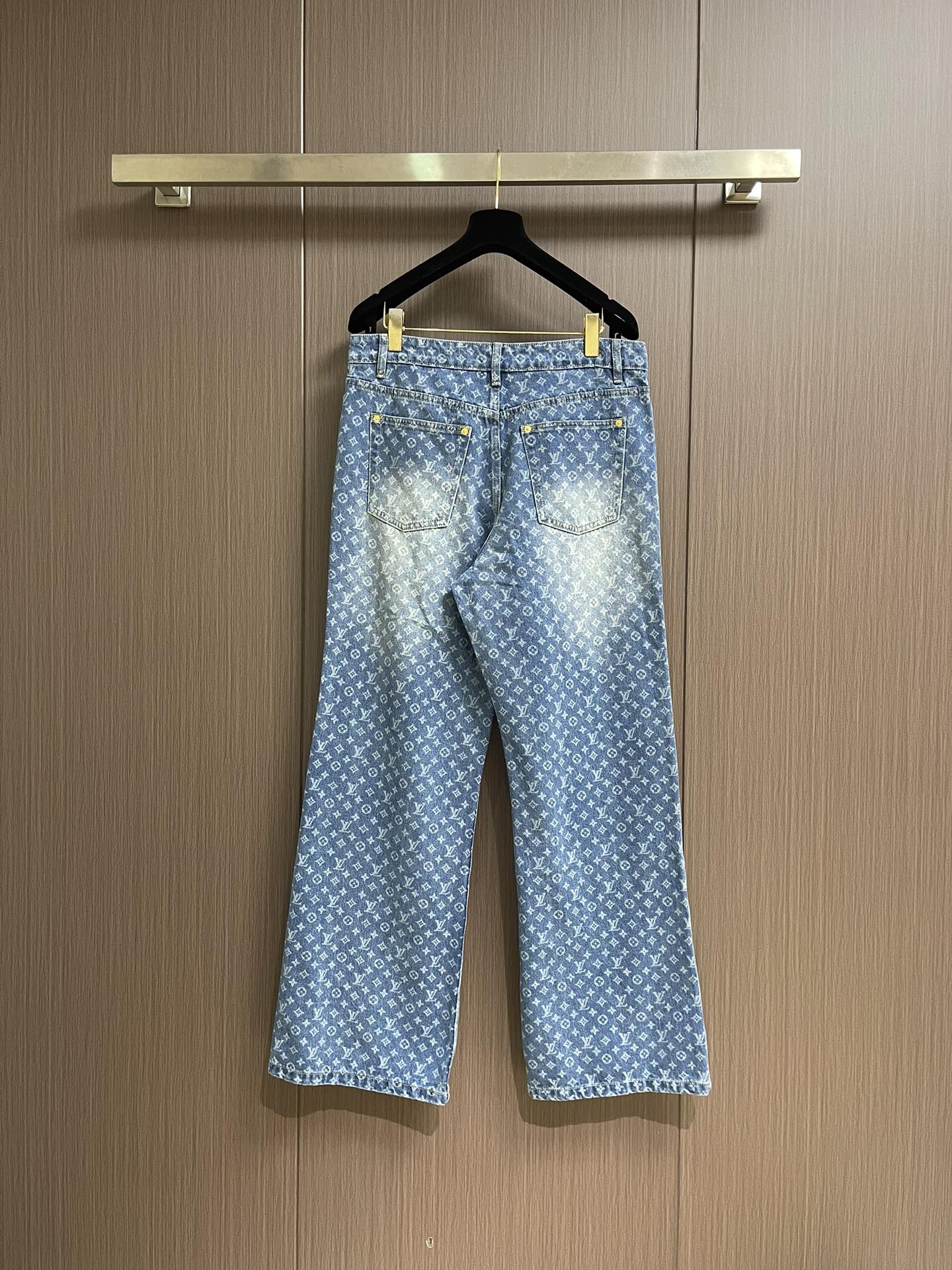 
LV 满印喇叭牛仔裤，定制蓝影加密纯棉经典纹牛仔料，标志性Monogram图案铺陈其上，而其闲适的喇叭