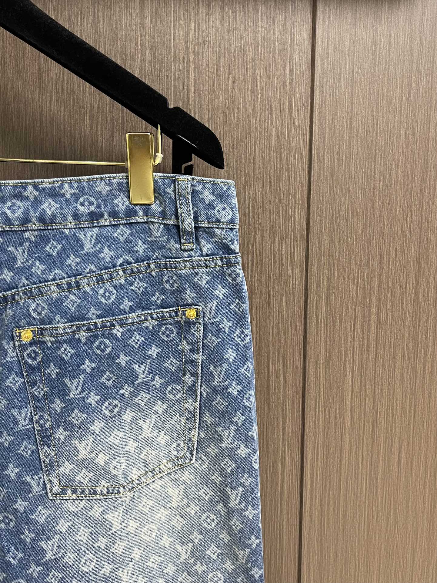 
LV 满印喇叭牛仔裤，定制蓝影加密纯棉经典纹牛仔料，标志性Monogram图案铺陈其上，而其闲适的喇叭