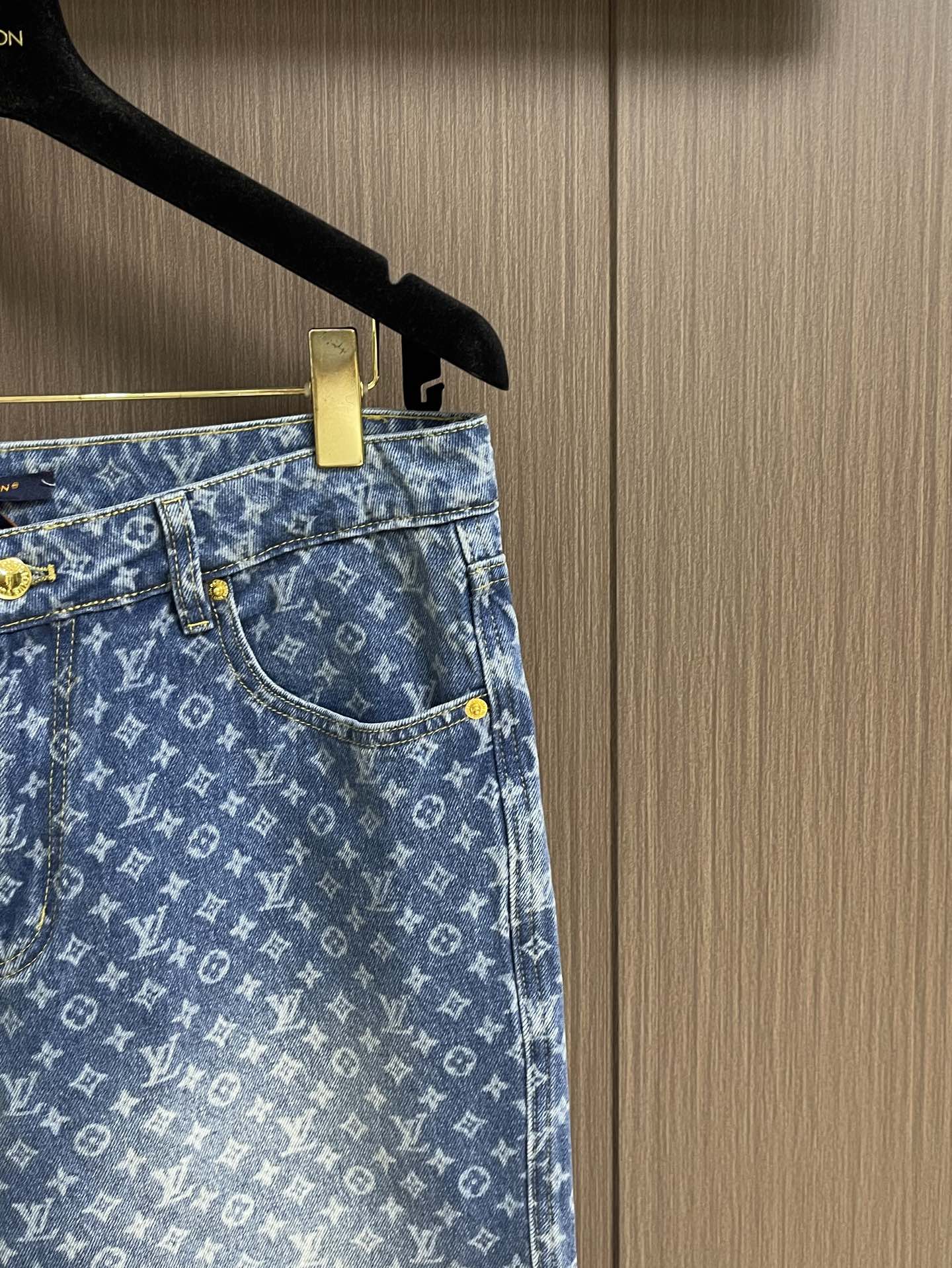 
LV 满印喇叭牛仔裤，定制蓝影加密纯棉经典纹牛仔料，标志性Monogram图案铺陈其上，而其闲适的喇叭