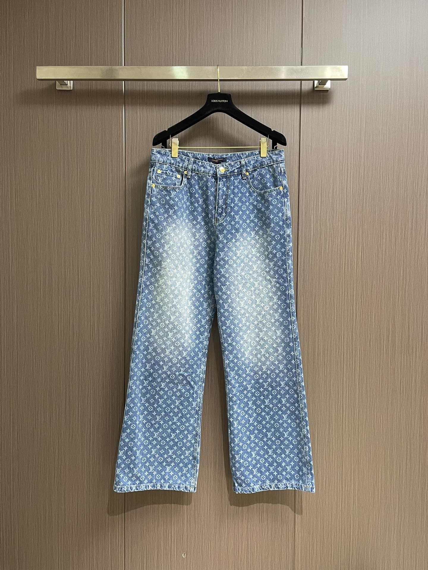 NO:514138,LV full-print horn jeans, customized blue shadow encrypted pure cotton classic denim material, the iconic Monogram pattern is spread on it, and its leisurely horn outline is the soul of this line, which exudes a high-end feeling from the inside out. The laser flowering process uses laser technology to carry out the advanced process of pattern drawing, projecting the laser to the surface of the material, making the material quickly heat to melt, forming an LV logo pattern, which can accurately control the position and shape, and wash water and stir-fry double-process. The denim material is first deslurry and pretreat, and then sand wash to produce a fading effect, so that the fried color will cause the denim to have a special contrasting color effect. Prioritize the positioning of the sprinkler and then rub it with your hands to create a gradient effect. Use a spray gun to spray the reagent to the designated position according to the design requirements, so that the reagent and the fabric will undergo chemical reaction.  Form a gradual gradient effect, and finally boil it in water and reinforce it. Size 36-38-40-42 S-XL,,louis vuitton,jeans,alexander wang19860909LV 满印喇叭牛仔裤,定制蓝影加密纯棉经典纹牛仔料,标志性Monogram图案铺陈其上,而其闲适的喇叭轮廓则是这条的灵魂所在,由内而外散发的高级感.激光烧花工艺,利用激光技术进行花纹刻划的先进工艺,将激光投射到材料表面,使材料局部迅速加热至熔化,形成LV标识图案,可以精确控制位置和形状,洗水轻炒双工艺,先对牛仔料进行退浆清洗预处理,再进行砂洗以产生褪色效果,从而通过特殊的化学处理进行炒色使牛仔出现特殊撞色效果.优先定位喷马溜再通过手搓出渐变效果,使用喷枪将试剂溶按照设计要求精确地喷到指定位置,让试剂与布料发生化学反应 形成循序渐进的渐变效果,最终再水煮加固.尺码36-38-40-42 S-XL,,louis vuitton,jeans,alexander wang,Men's clothing