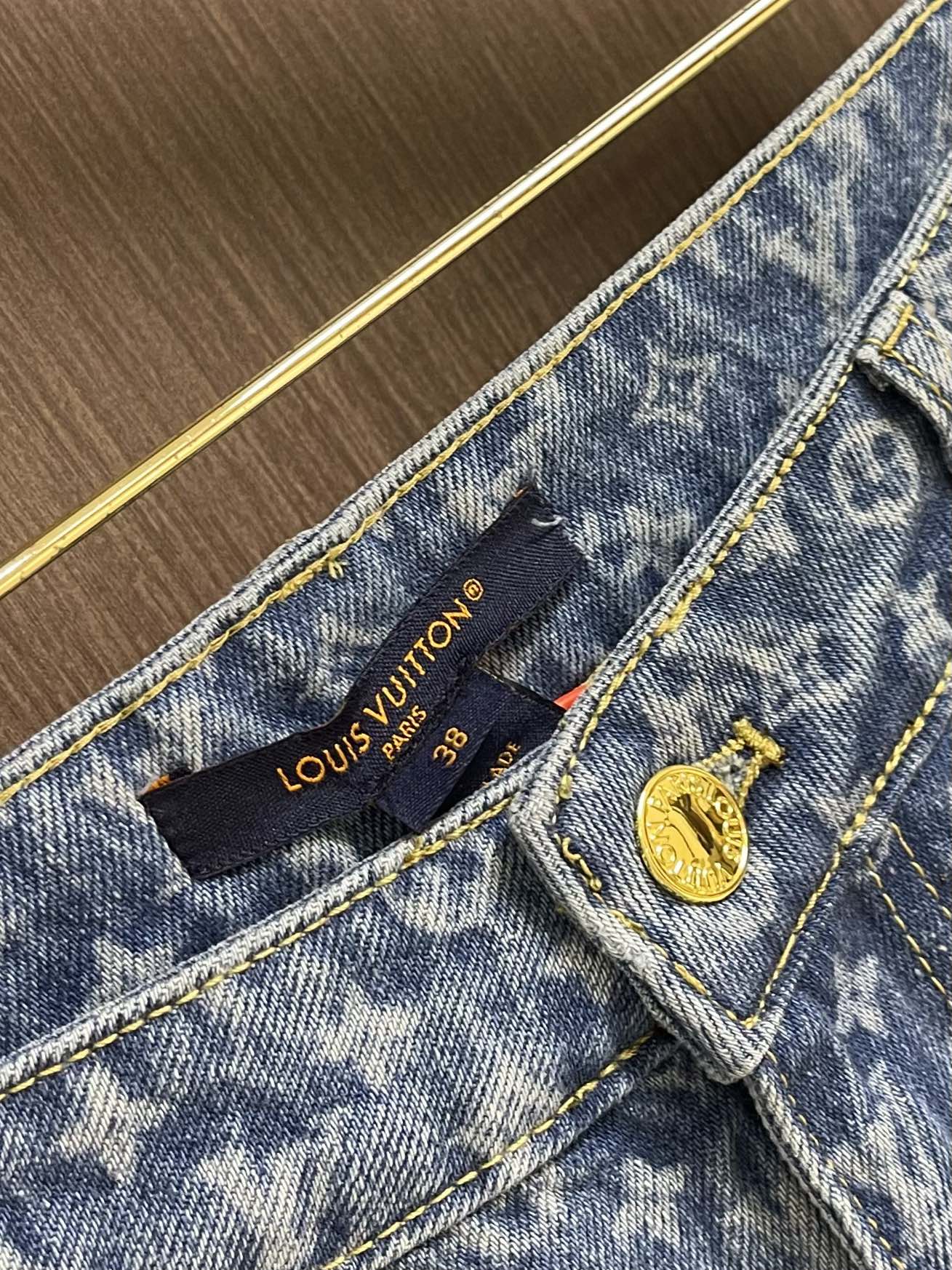 
LV 满印喇叭牛仔裤，定制蓝影加密纯棉经典纹牛仔料，标志性Monogram图案铺陈其上，而其闲适的喇叭