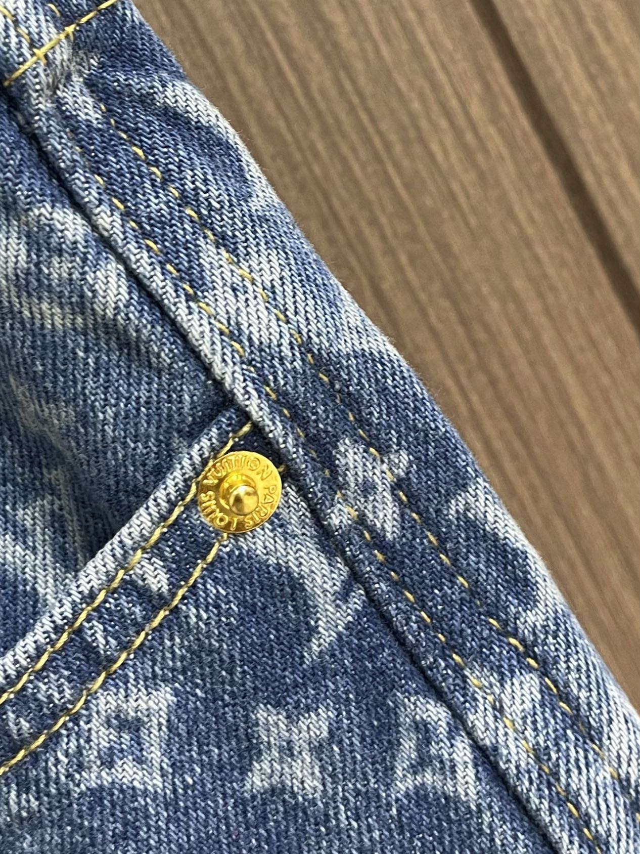 
LV 满印喇叭牛仔裤，定制蓝影加密纯棉经典纹牛仔料，标志性Monogram图案铺陈其上，而其闲适的喇叭