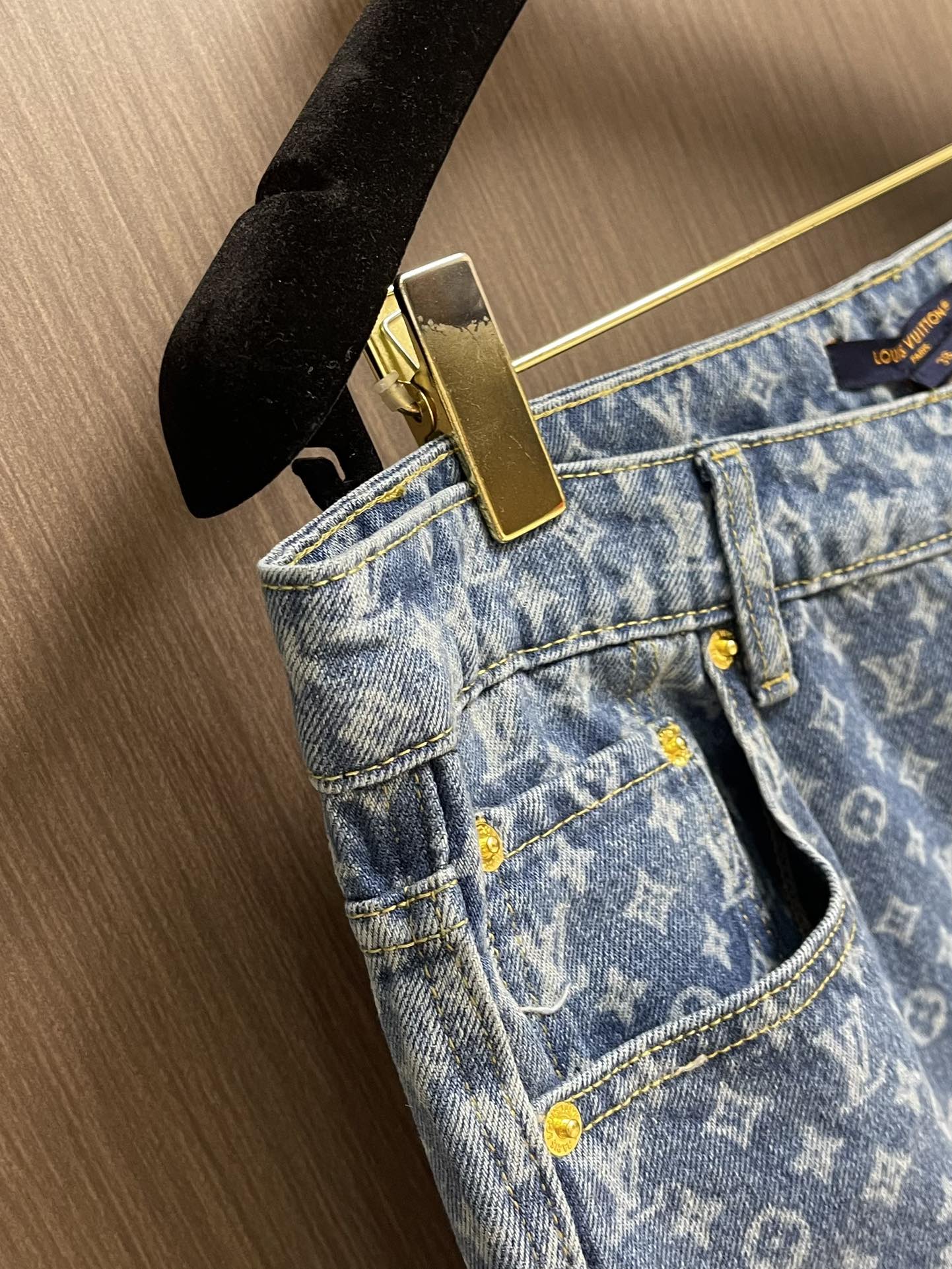 
LV 满印喇叭牛仔裤，定制蓝影加密纯棉经典纹牛仔料，标志性Monogram图案铺陈其上，而其闲适的喇叭