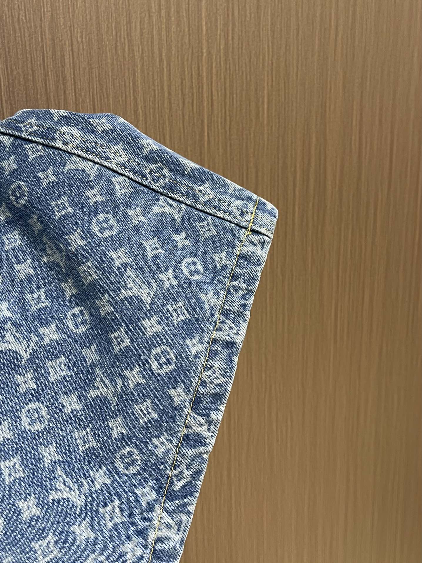 
LV 满印喇叭牛仔裤，定制蓝影加密纯棉经典纹牛仔料，标志性Monogram图案铺陈其上，而其闲适的喇叭