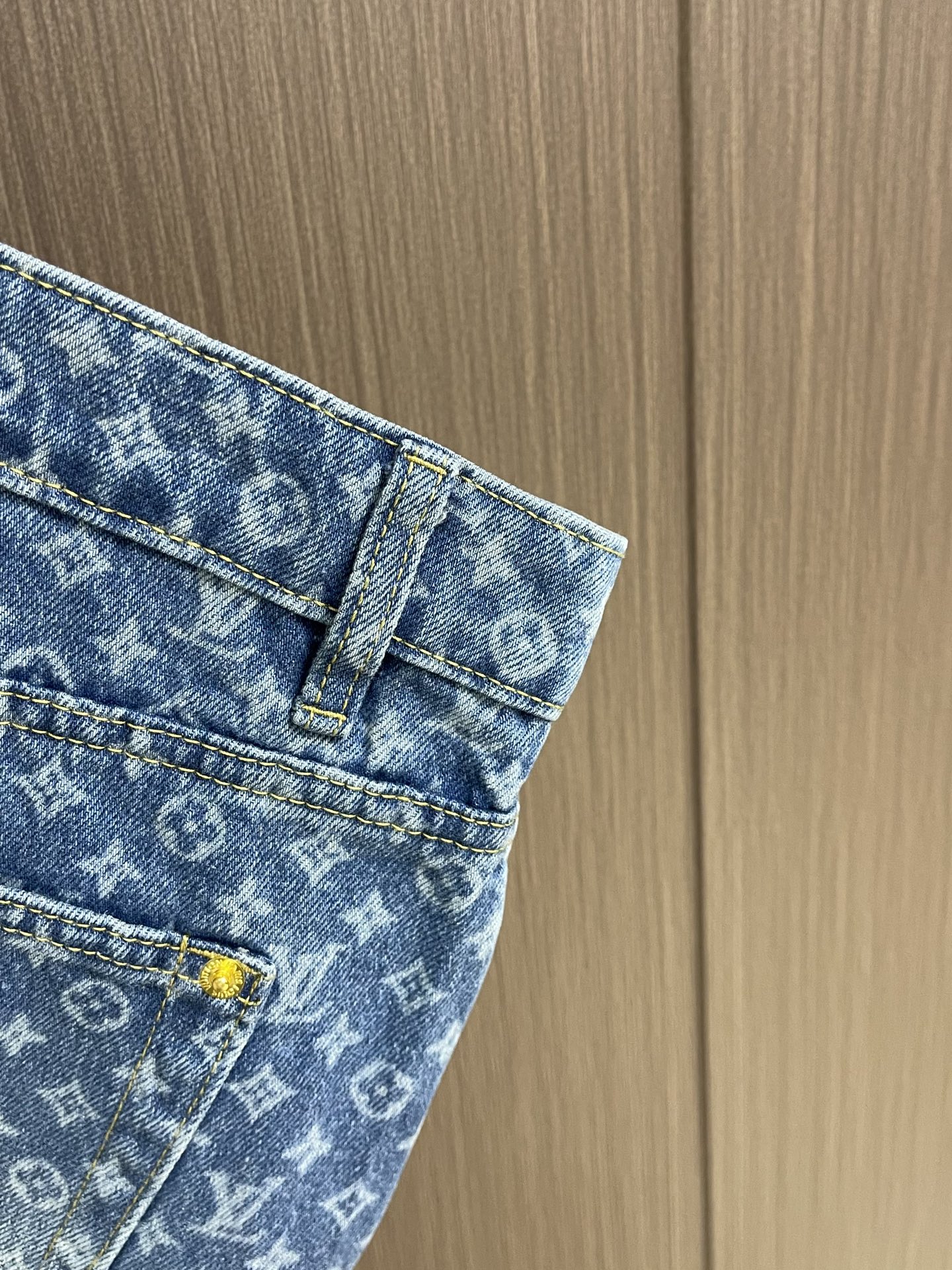 
LV 满印喇叭牛仔裤，定制蓝影加密纯棉经典纹牛仔料，标志性Monogram图案铺陈其上，而其闲适的喇叭