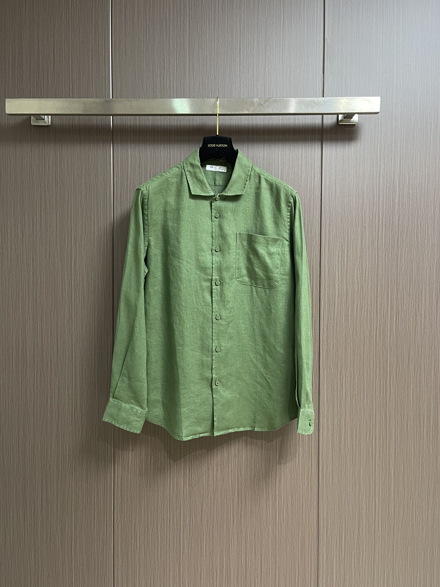 NO:516744,LP Loropiana new Andre men's long-sleeved shirt, the outstanding Andre shirt is designed with a lapel, which can be worn open as a coat, allowing you to create a unique temperament. This brand's iconic shirt is specially made of linen fabric in this spring and summer series, which reveals a refreshing feeling of wearing in a loose and soft appearance. The special treatment makes the fabric softer, smoother, more drape and less likely to wrinkle. For men who pursue elegance and casualness, a rare treasure that is unique. Size M-3XL, loro pigana, loro pigana, shirts, alexander wang19860909LP Loropiana 新款Andre男士长袖衬衫,卓尔不群的 Andre 衬衫为翻领设计,可以敞开着当外衣穿,让您打造与众不同的气质.这款品牌标志性衬衫在此春夏系列特别采用亚麻面料制作,松柔外观中透出清爽的穿着感.特别处理使面料更加柔软、顺滑,更富垂坠感且不易起皱.为追求高雅、休闲兼蓄的男士献上一件百不一遇的珍品.尺码M-3XL,,loro piana,loro piana,shirts,alexander wang,Men's clothing