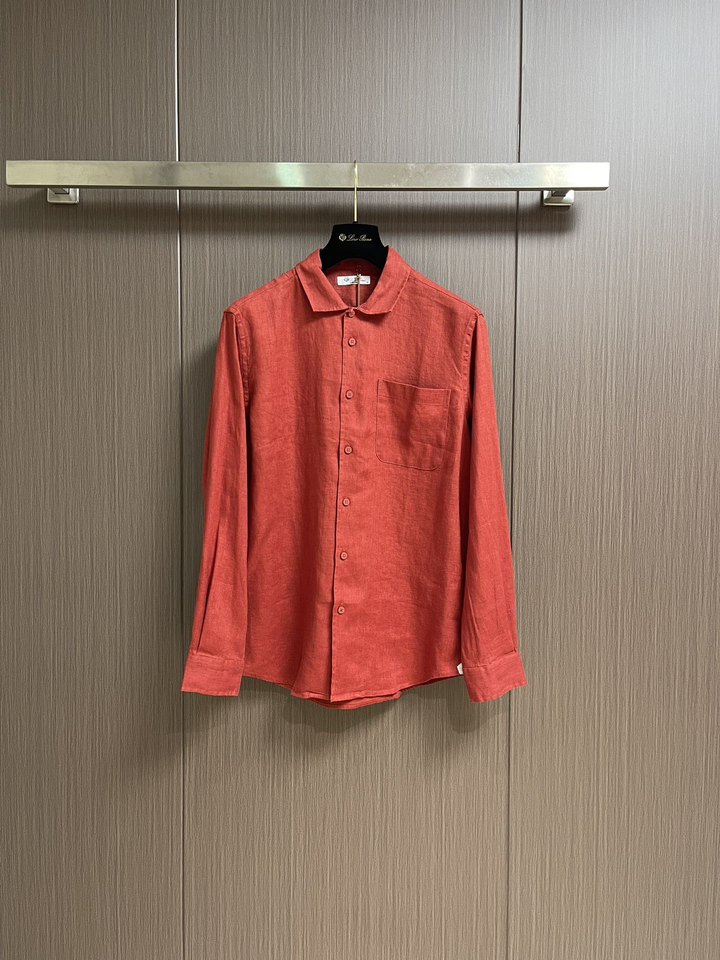 NO:515222,LP Loropiana new Andre men's long-sleeved shirt, the outstanding Andre shirt is designed with a lapel, which can be worn open as a coat, allowing you to create a unique temperament. This brand's iconic shirt is specially made of linen fabric in this spring and summer series, which reveals a refreshing feeling of wearing in a loose and soft appearance. The special treatment makes the fabric softer, smoother, more drape and less likely to wrinkle. For men who pursue elegance and casualness, a rare treasure that is unique. Size M-3XL, loro pigana, loro pigana, shirts, alexander wang19860909LP Loropiana 新款Andre男士长袖衬衫,卓尔不群的 Andre 衬衫为翻领设计,可以敞开着当外衣穿,让您打造与众不同的气质.这款品牌标志性衬衫在此春夏系列特别采用亚麻面料制作,松柔外观中透出清爽的穿着感.特别处理使面料更加柔软、顺滑,更富垂坠感且不易起皱.为追求高雅、休闲兼蓄的男士献上一件百不一遇的珍品.尺码M-3XL,,loro piana,loro piana,shirts,alexander wang,Men's clothing