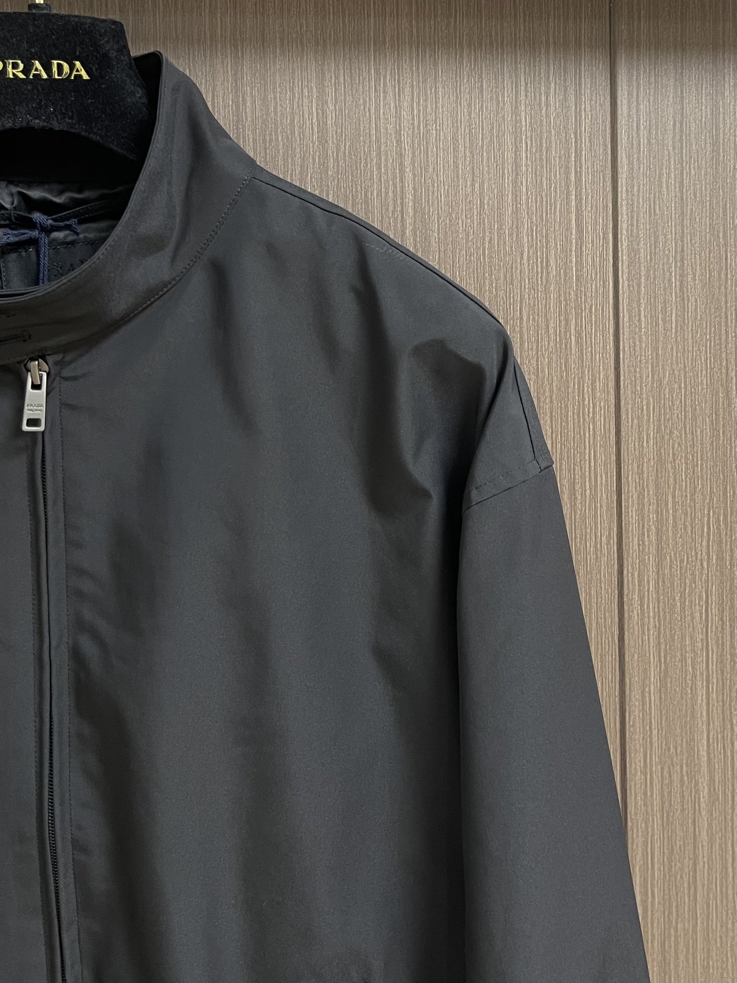 
Prada 2025ss秋冬新品再生尼龙立领夹克外套，立领系扣，内里有袋，三角标织物，前幅拉链开合，搭