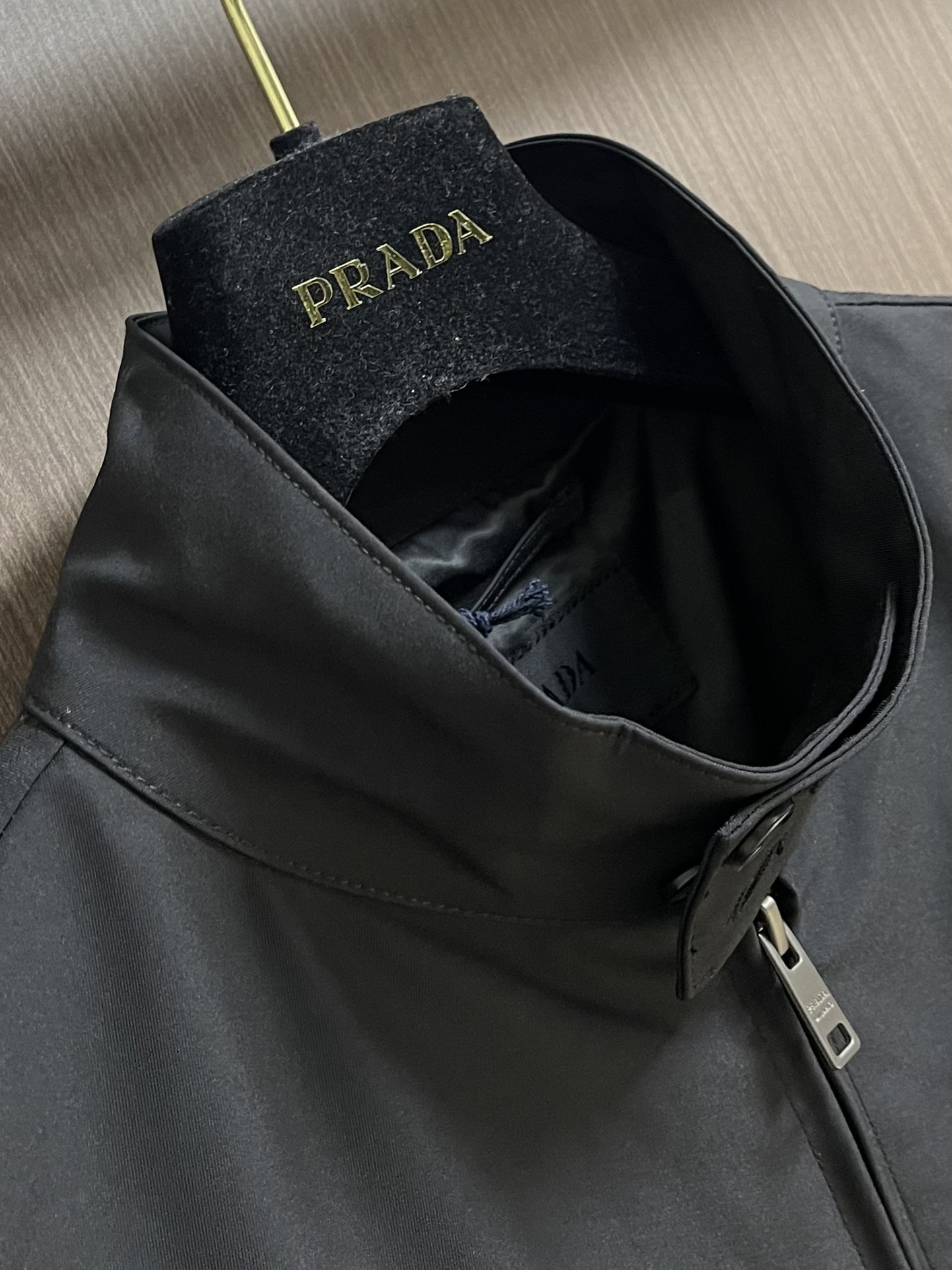 
Prada 2025ss秋冬新品再生尼龙立领夹克外套，立领系扣，内里有袋，三角标织物，前幅拉链开合，搭