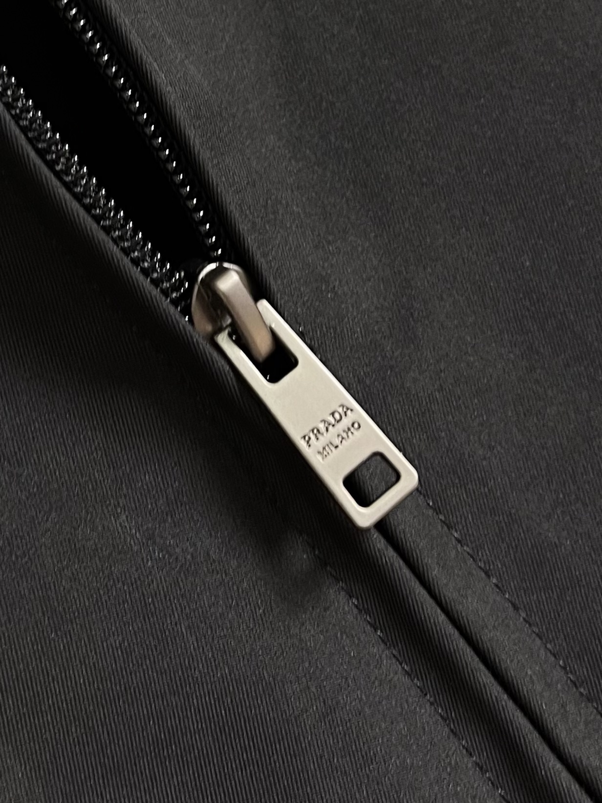 
Prada 2025ss秋冬新品再生尼龙立领夹克外套，立领系扣，内里有袋，三角标织物，前幅拉链开合，搭