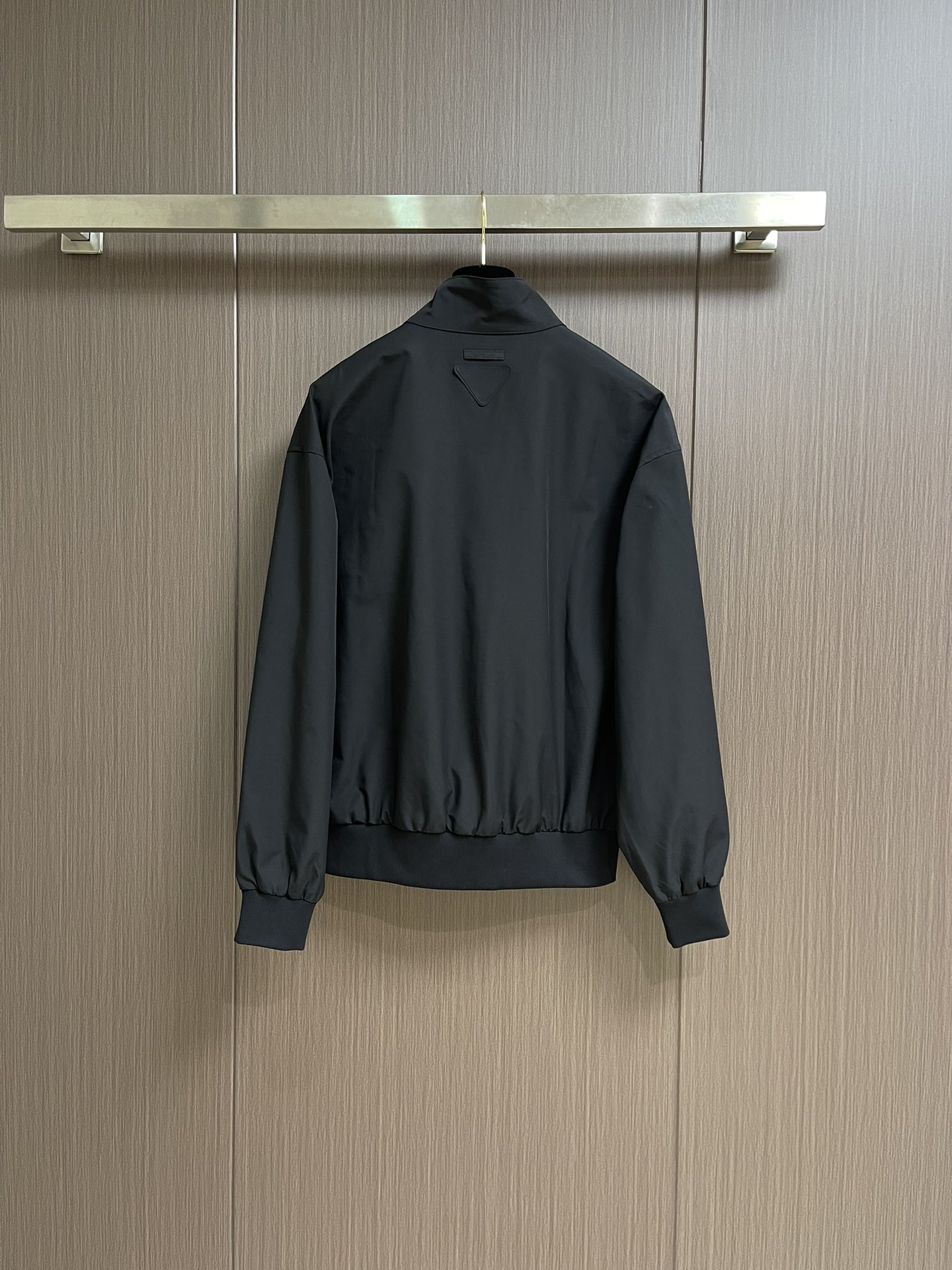 
Prada 2025ss秋冬新品再生尼龙立领夹克外套，立领系扣，内里有袋，三角标织物，前幅拉链开合，搭