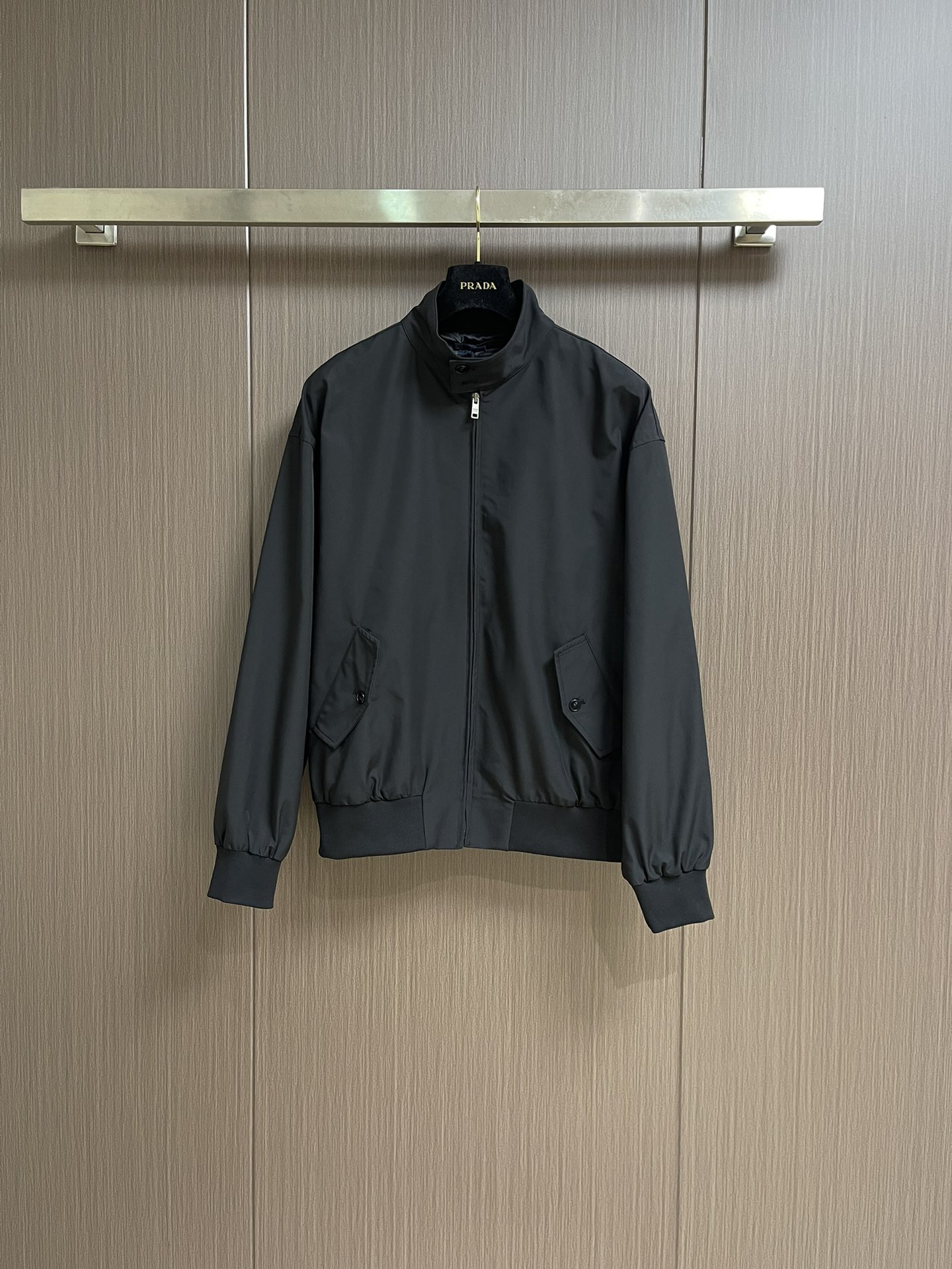 NO:514161,Prada ss autumn and winter new recycled nylon stand-up collar jacket, stand-up collar buckle, bag inside, triangle fabric, front zipper opening and closing, paired with piping thread, business, casual and daily versatile, three-standard complete. Size 46-52,,prada, jackets & coats, jackets & coats, alexander wang19860909Prada ss秋冬新品再生尼龙立领夹克外套,立领系扣,内里有袋,三角标织物,前幅拉链开合,搭配滚边螺纹,商务休闲日常百搭,三标齐全.尺码46-52,,prada,jackets & coats,jackets & coats,alexander wang,Men's clothing